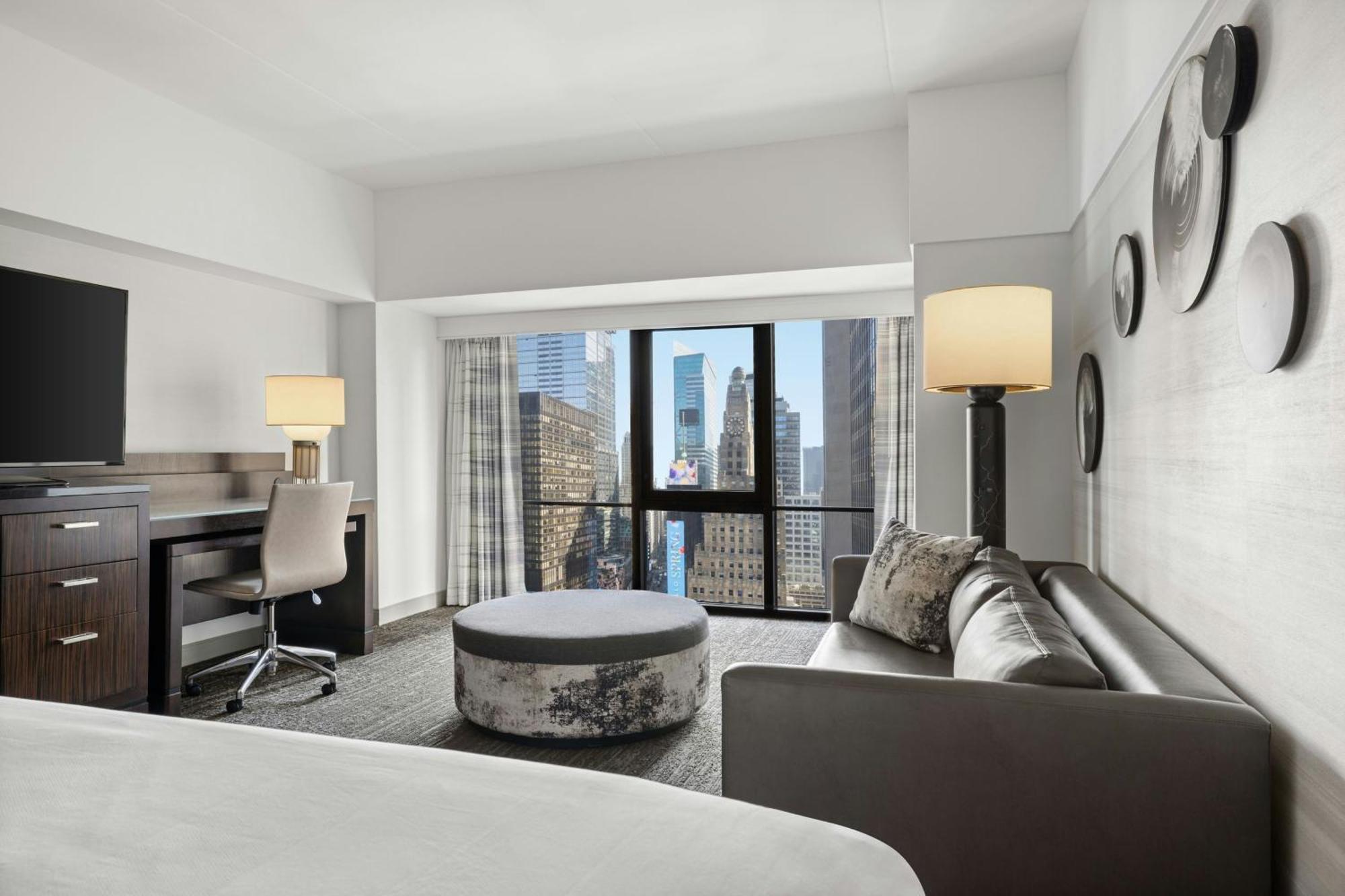Quarto com Cama King-size, Sofá-cama (Mediante Pedido) e Vista da Times Square