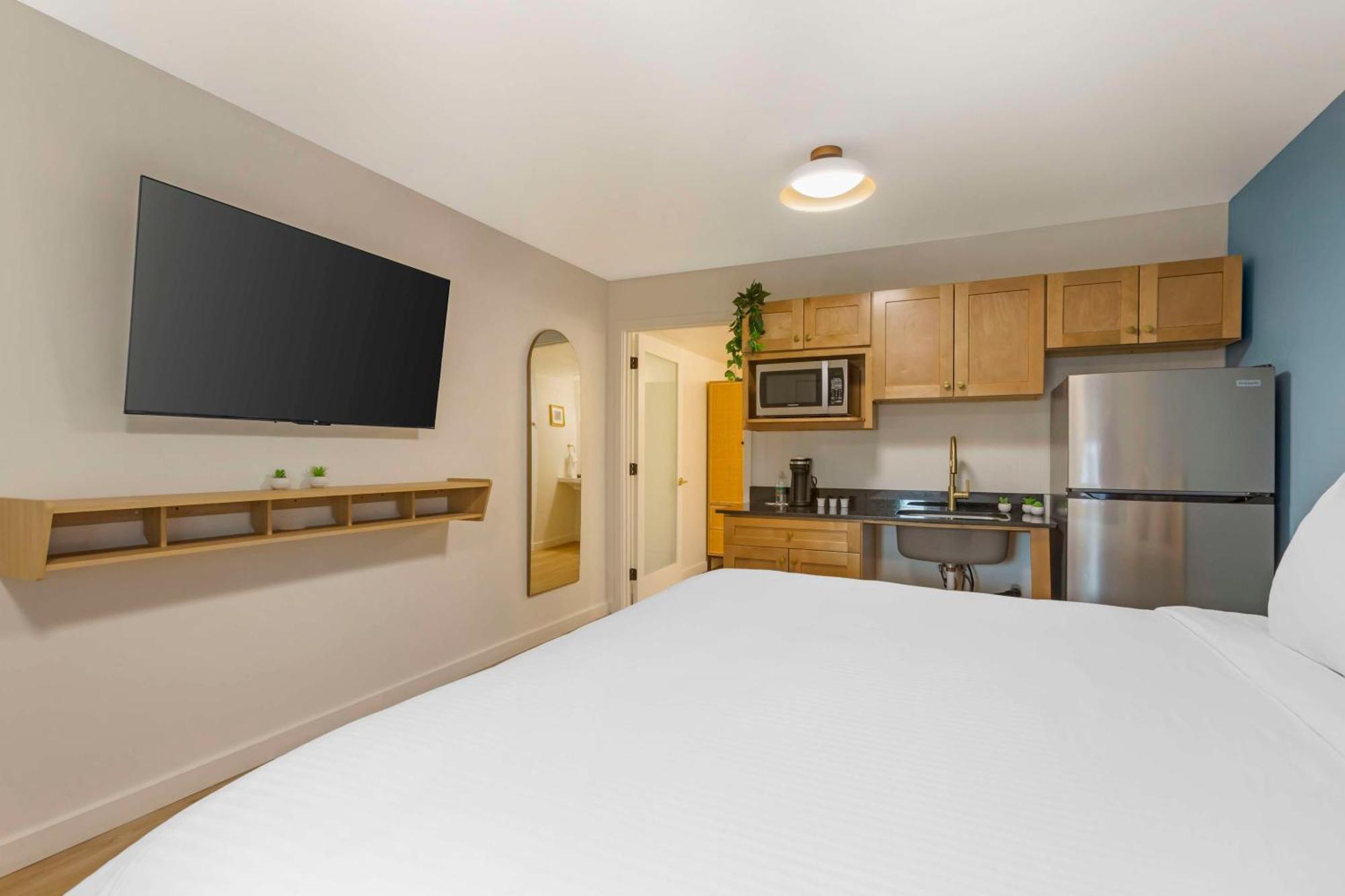 King Room Bath Tub Kitchenette Disability Access or Non-Smoking