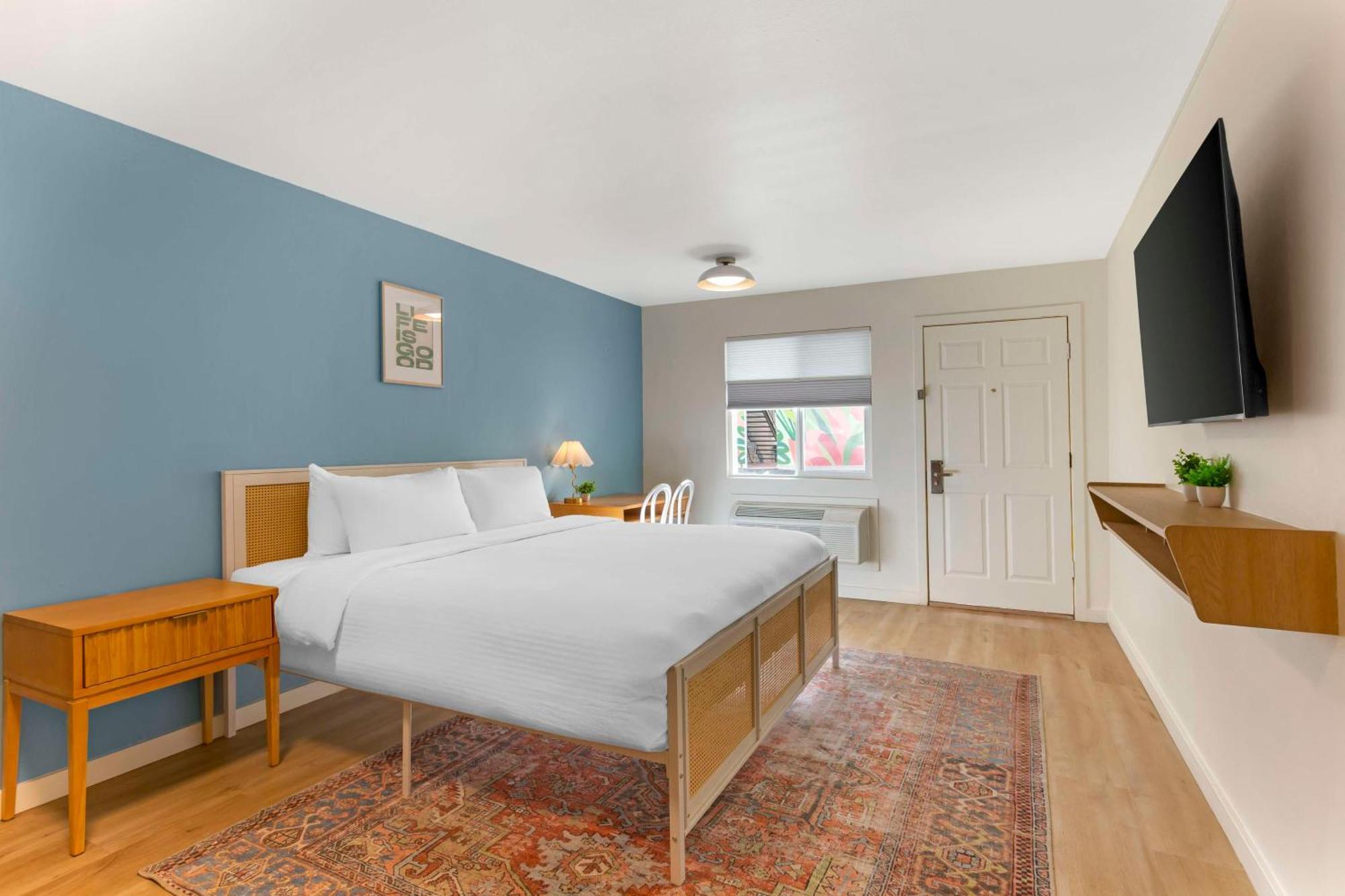 King Room Kitchenette Wet Bar Non-Smoking