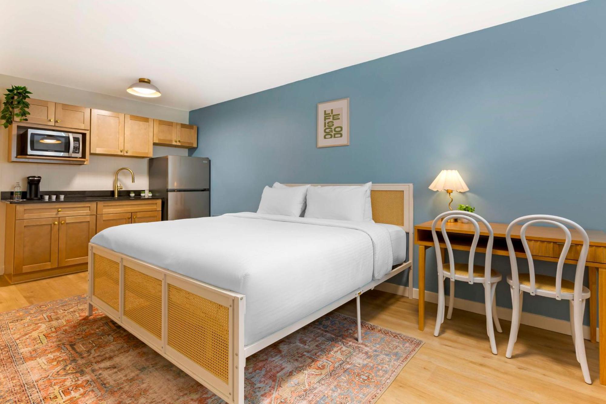 King Room Kitchenette Wet Bar Non-Smoking