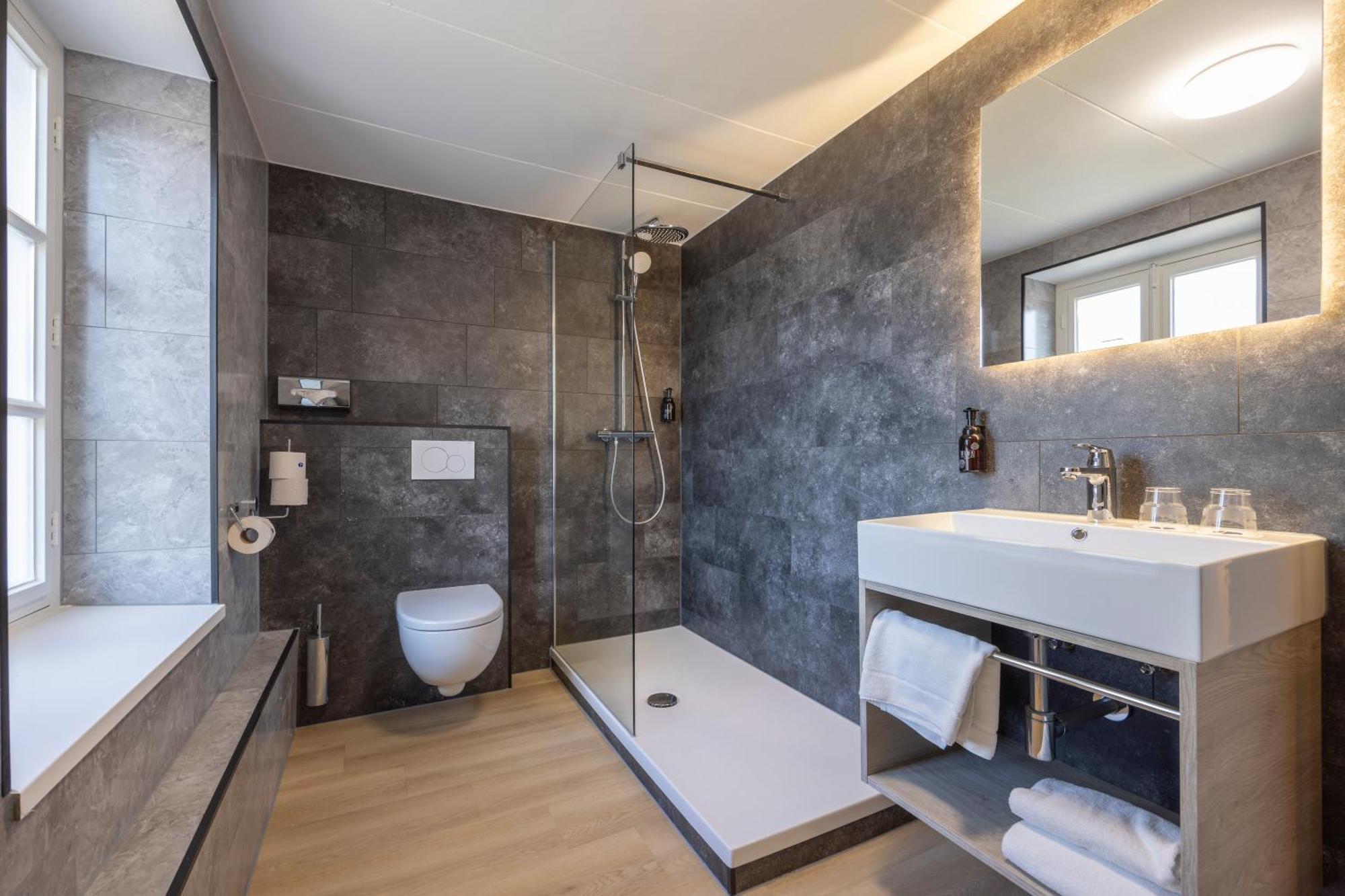 Standard Double Room Shower,1658749140:JPEG