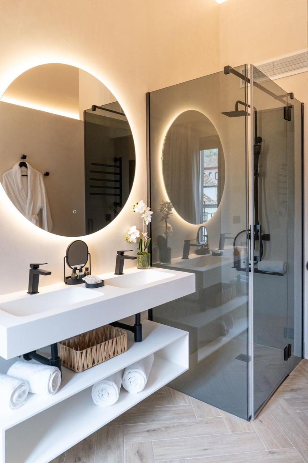 Deluxe Double Room Bath