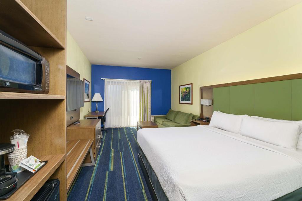 King Room with Sofa Bed