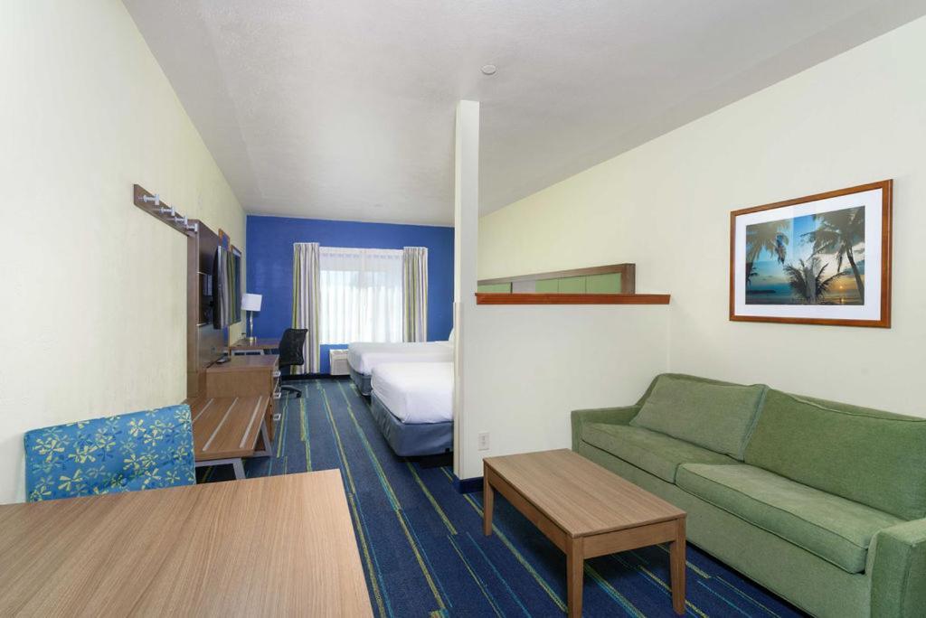 Queen Suite with Two Queen Beds
