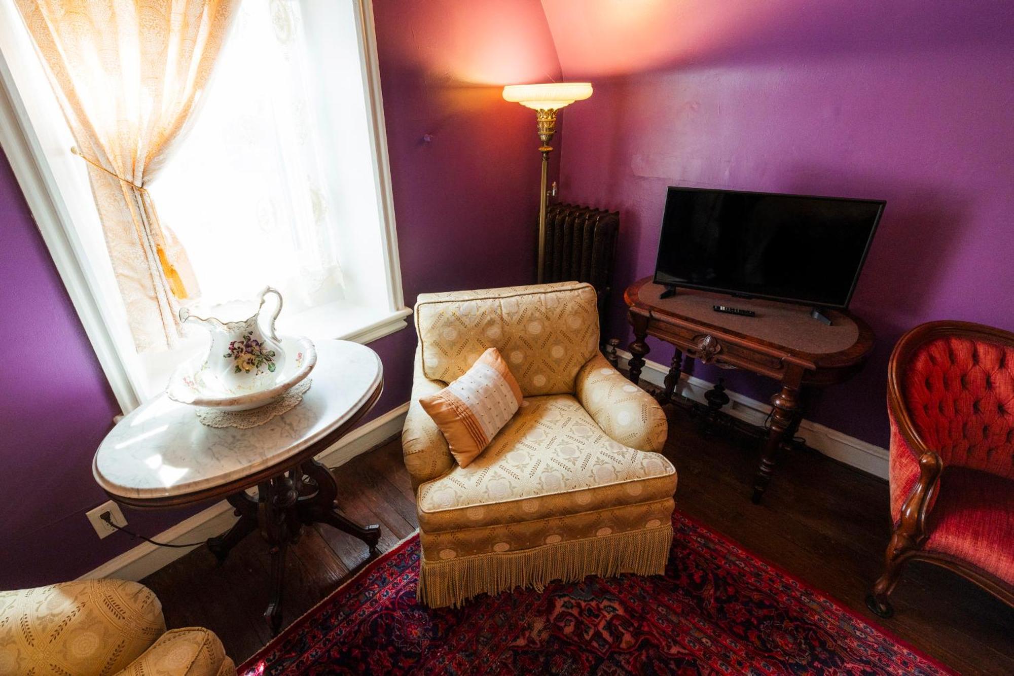 Deluxe Queen Suite