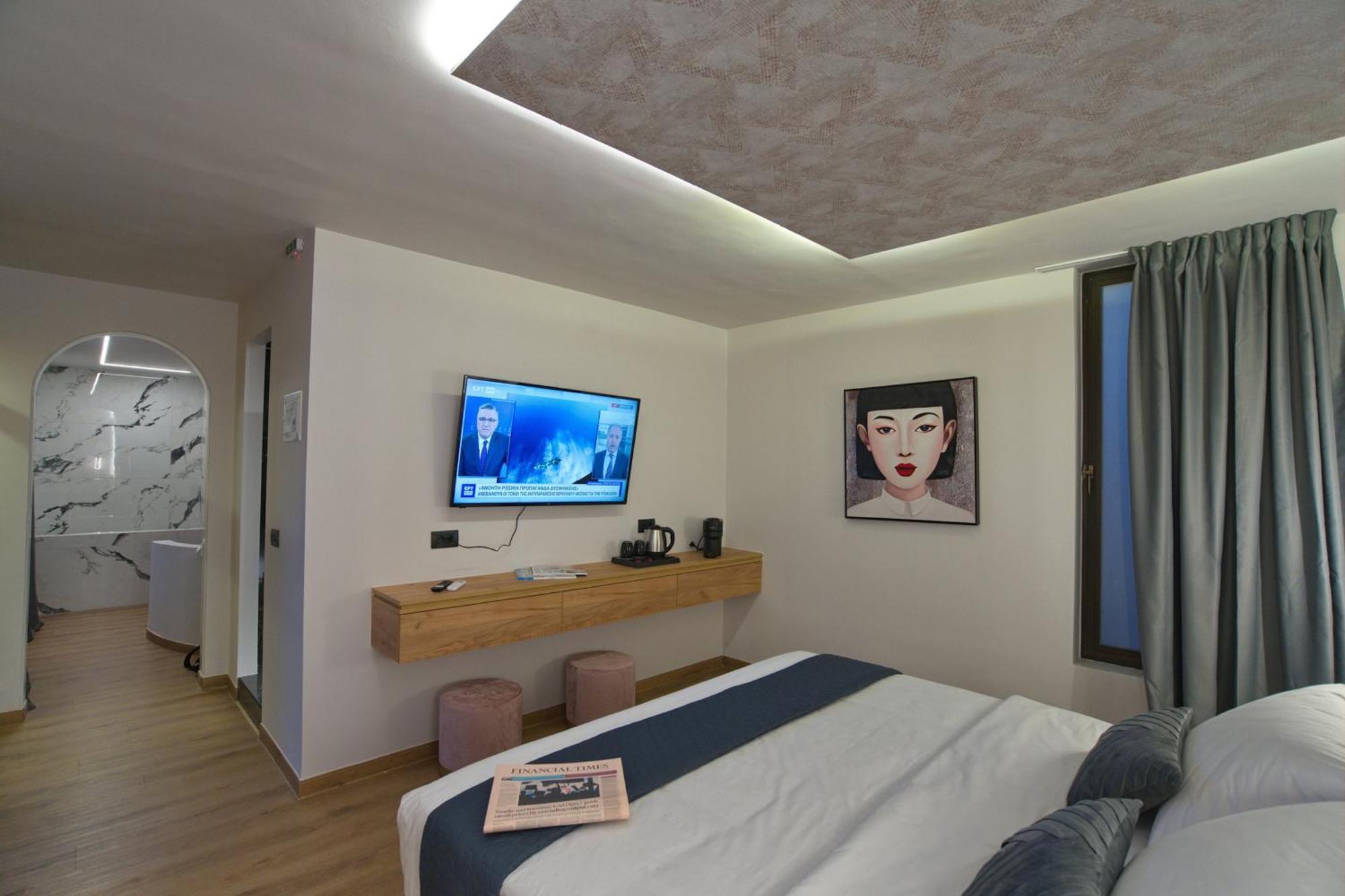 CITYLUXE Suite with Indoor Water Tub