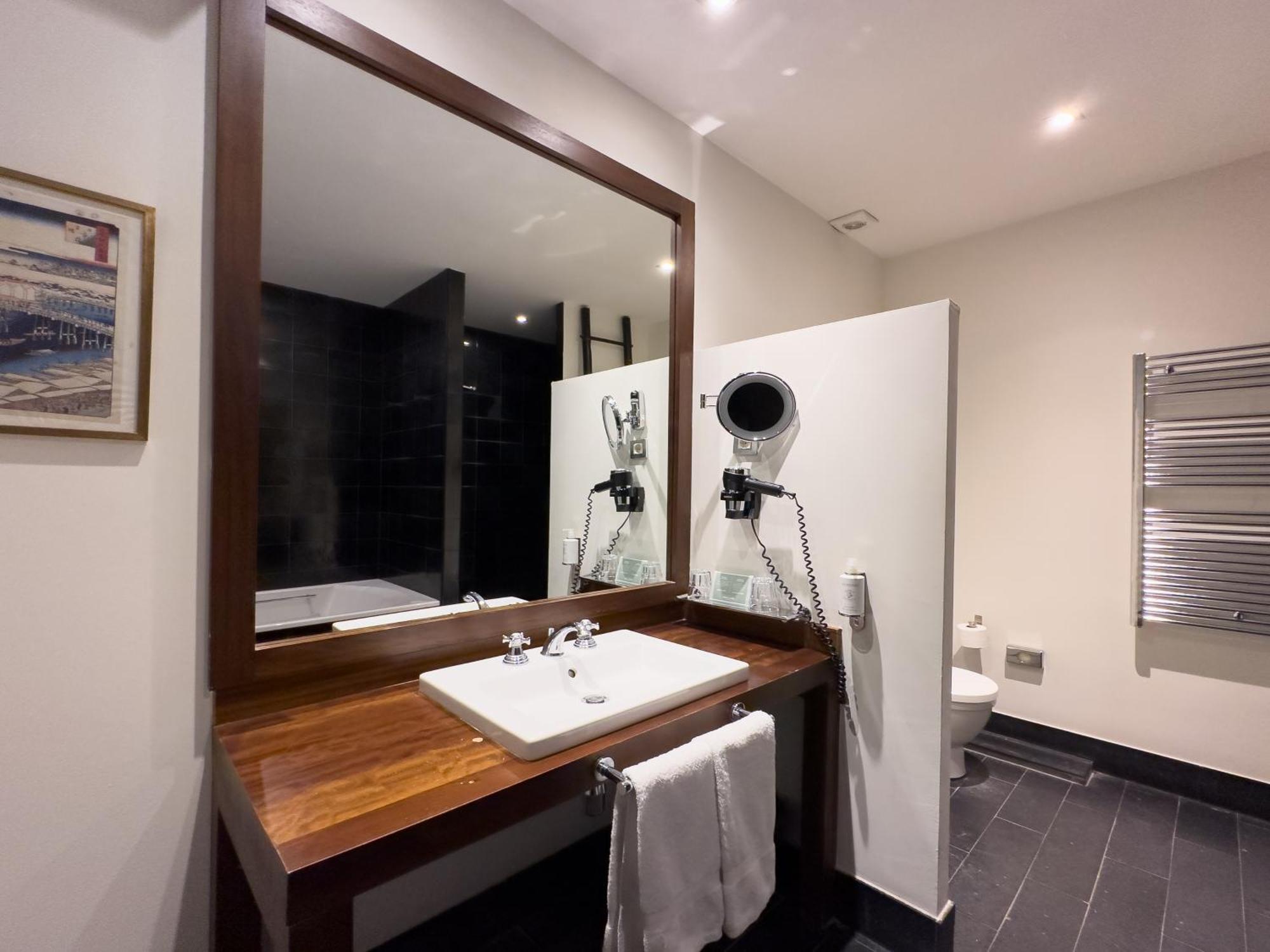 Deluxe Double or Twin Room shared lounge