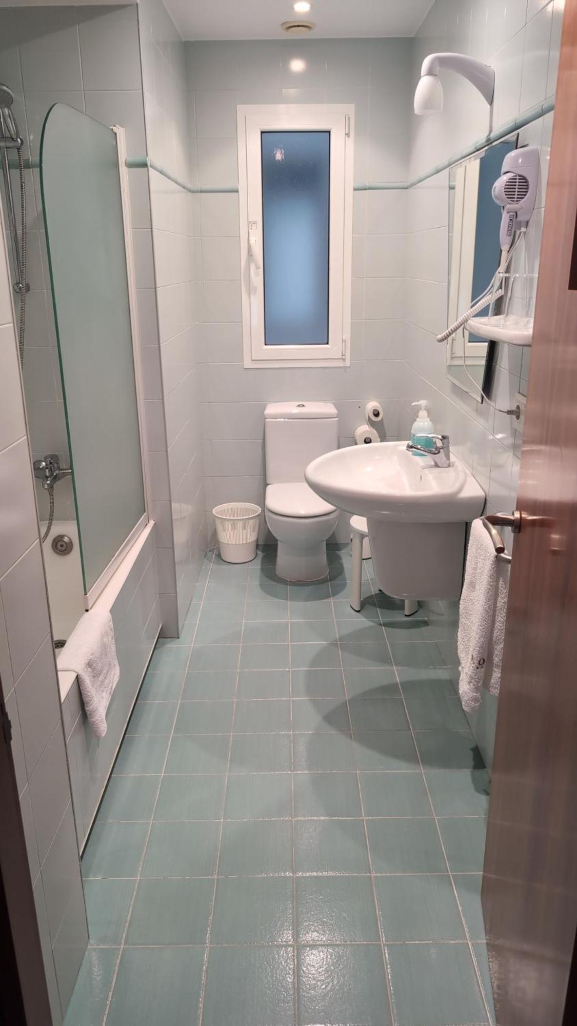 Twin Room Private Bathroom