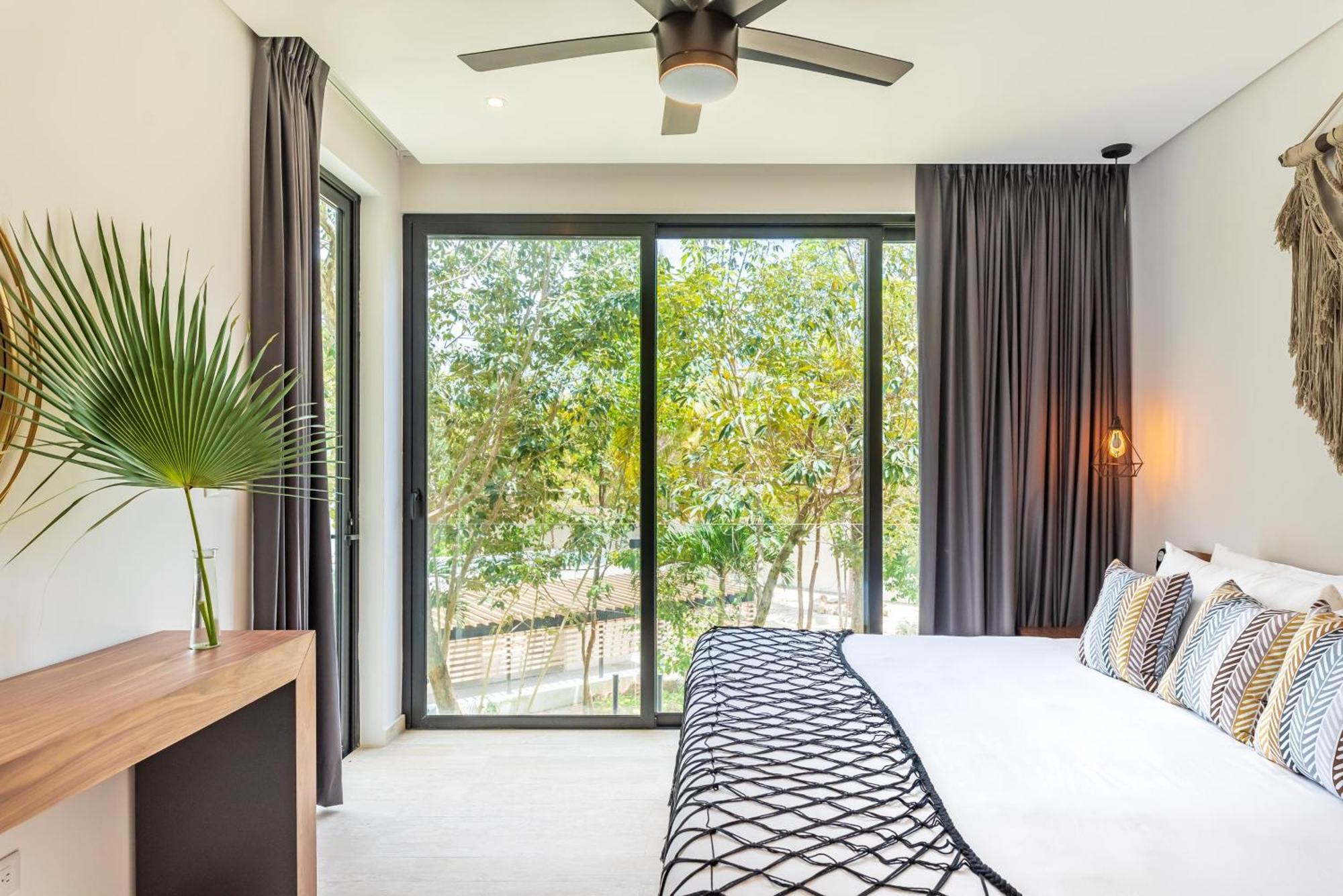 Deluxe One-Bedroom Apartment