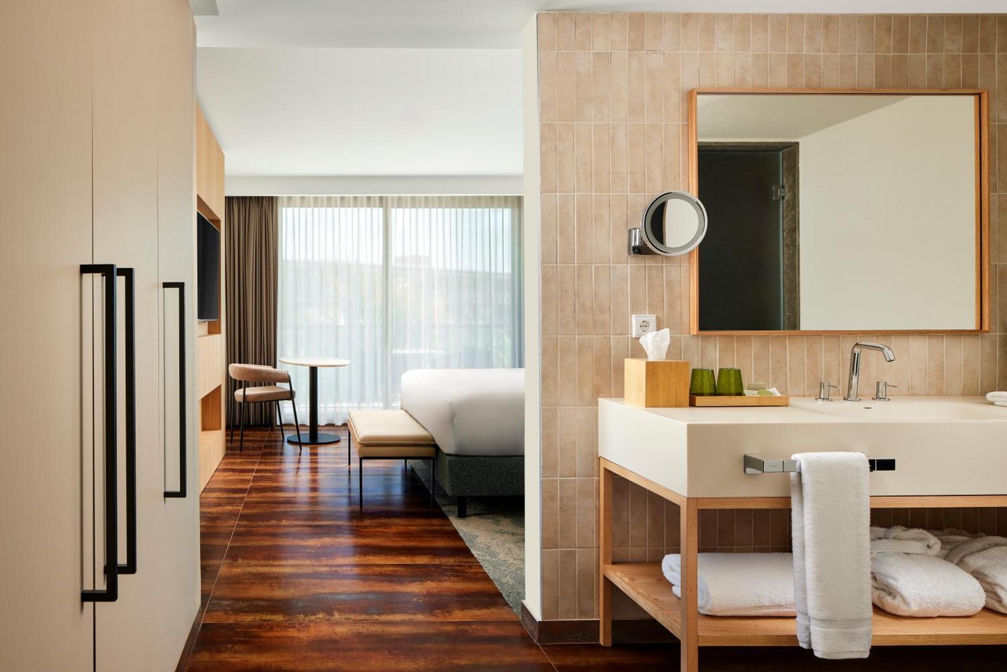 One-Bedroom King Suite with Sofa Bed and Balcony - Sea View and Club Lounge Access,1688825056:JPEG