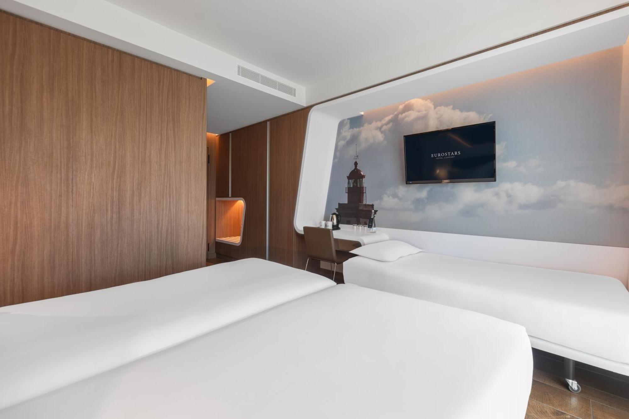 Quarto Triplo Standard com Varanda e Vista Mar