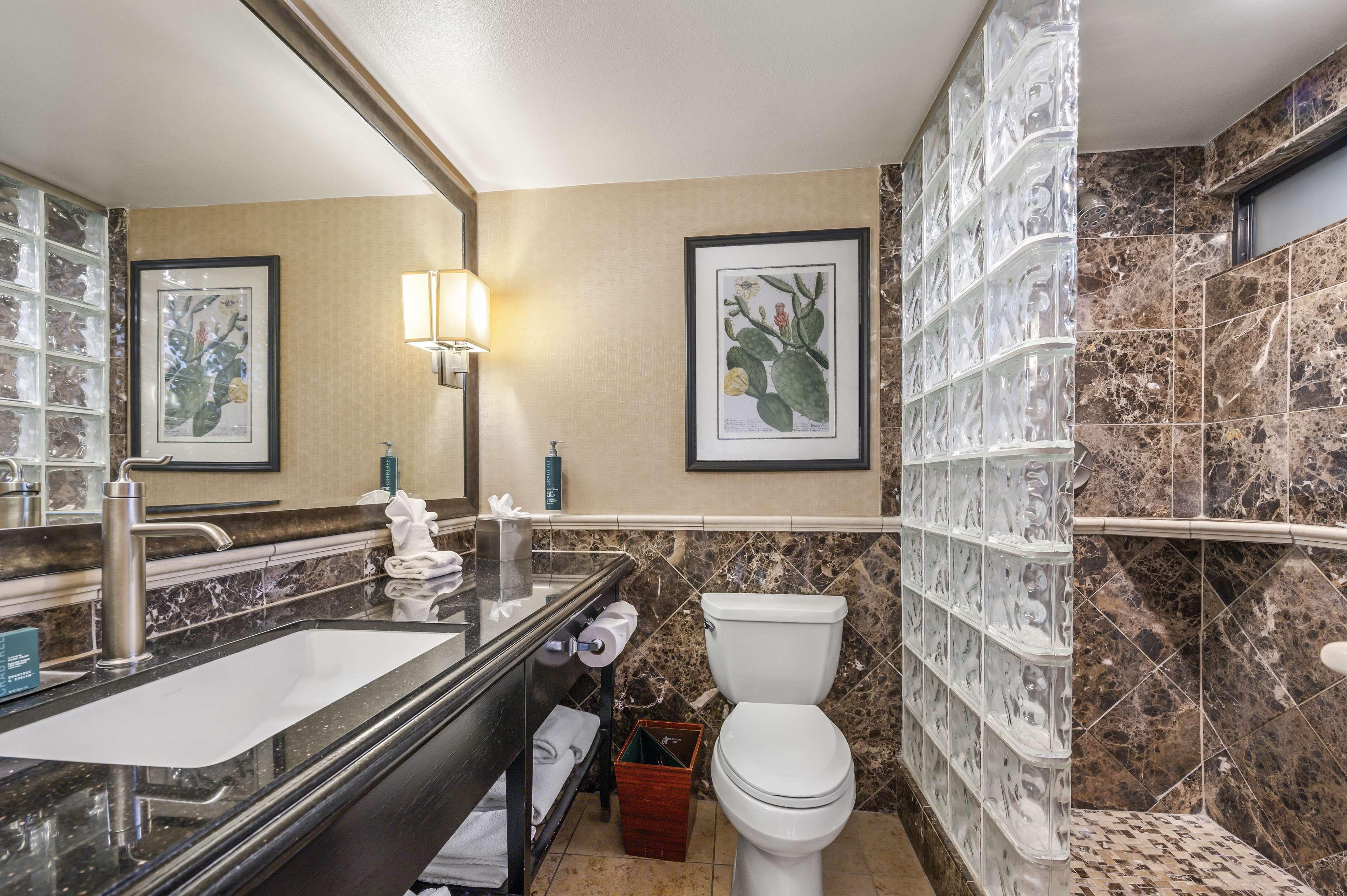 Queen Room Two Queen Beds Patio or Courtyard View
