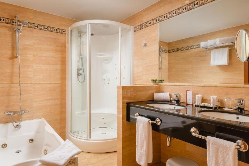 King Suite Spa Bath