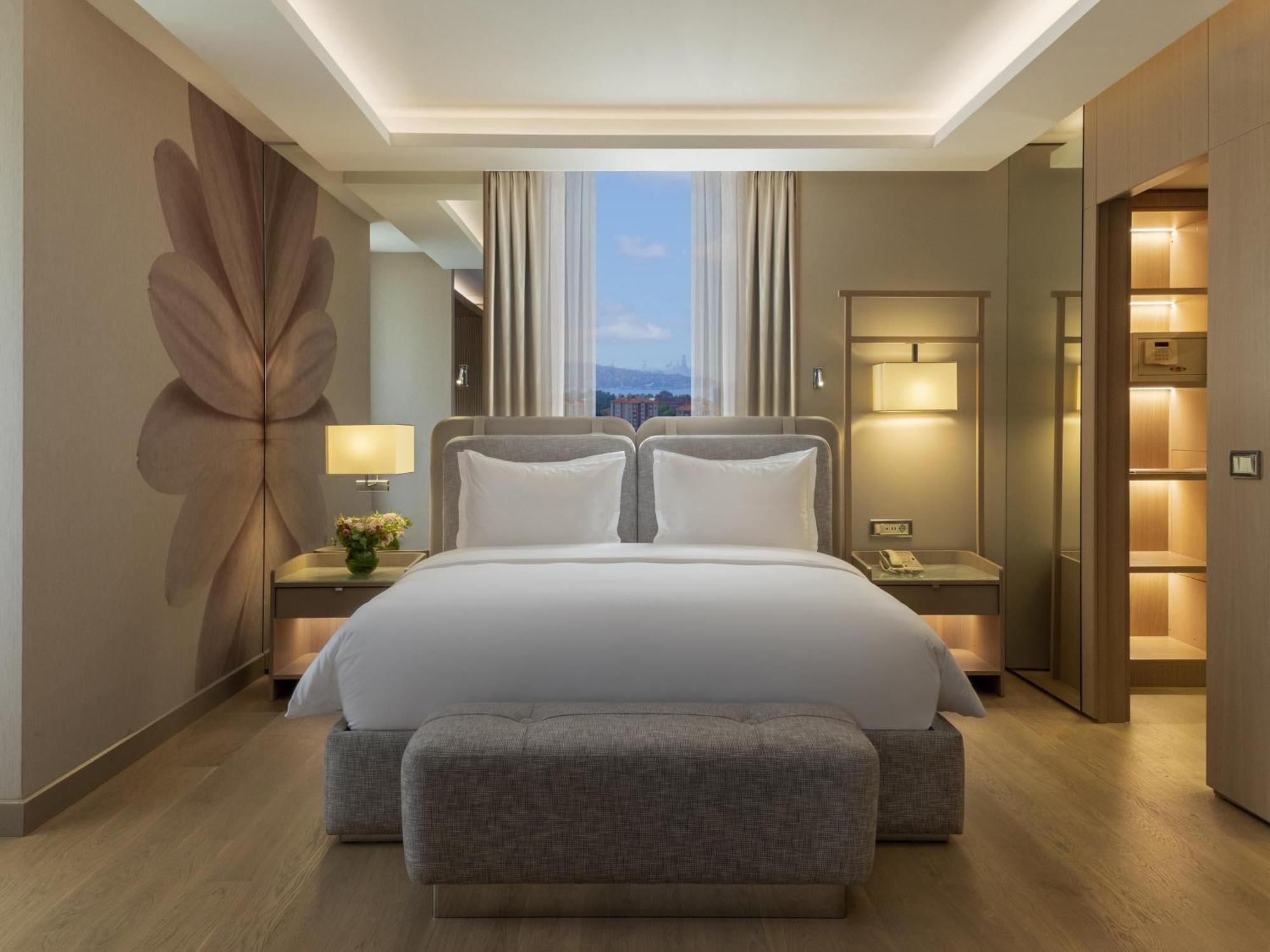 Suite-Zimmer mit 1 Kingsize-Bett und Blick auf den Bosporus