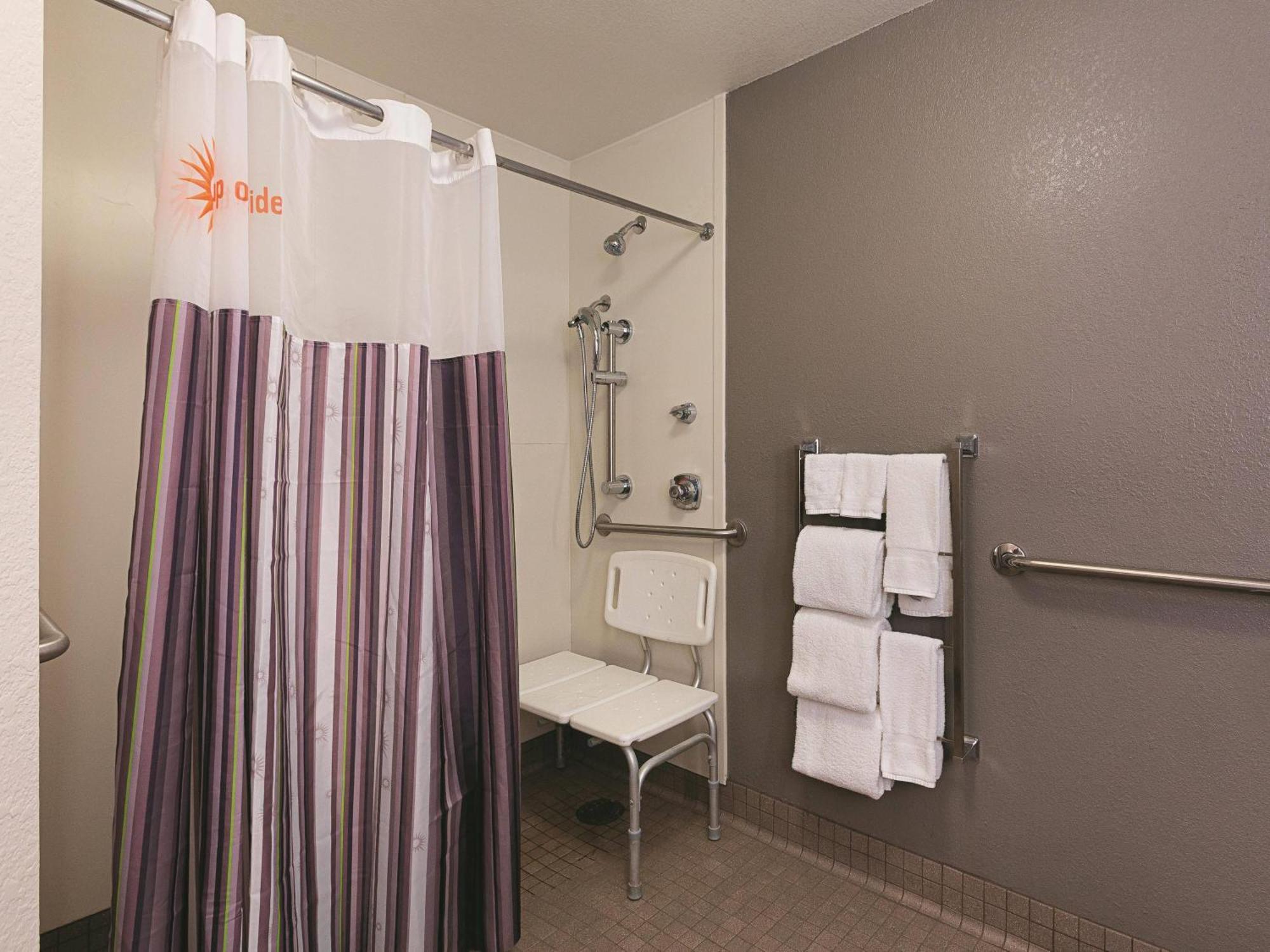Double Room Two Double Beds Bath Tub Mobility Accessible or Non-Smoking