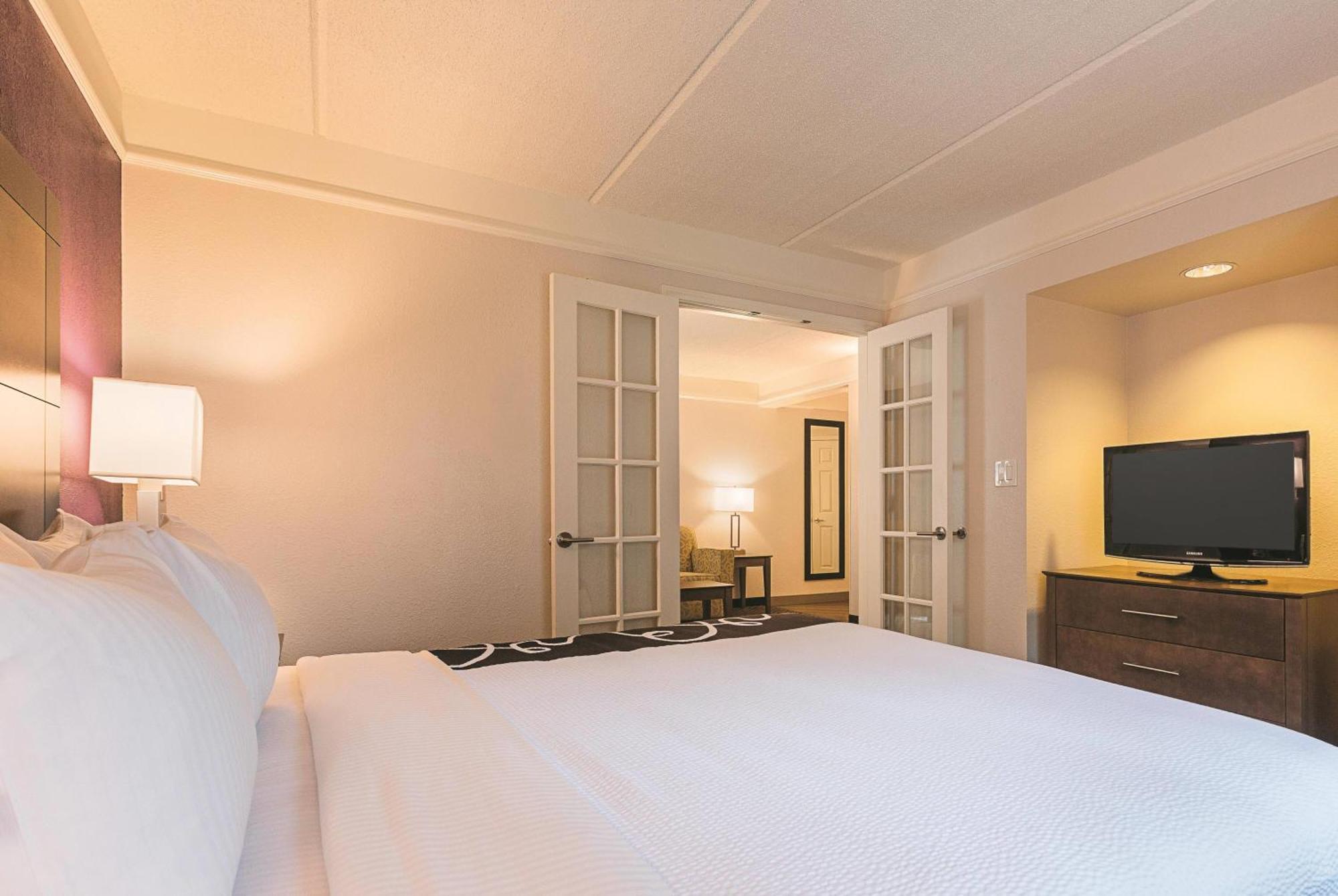 One-Bedroom King Suite Non-Smoking