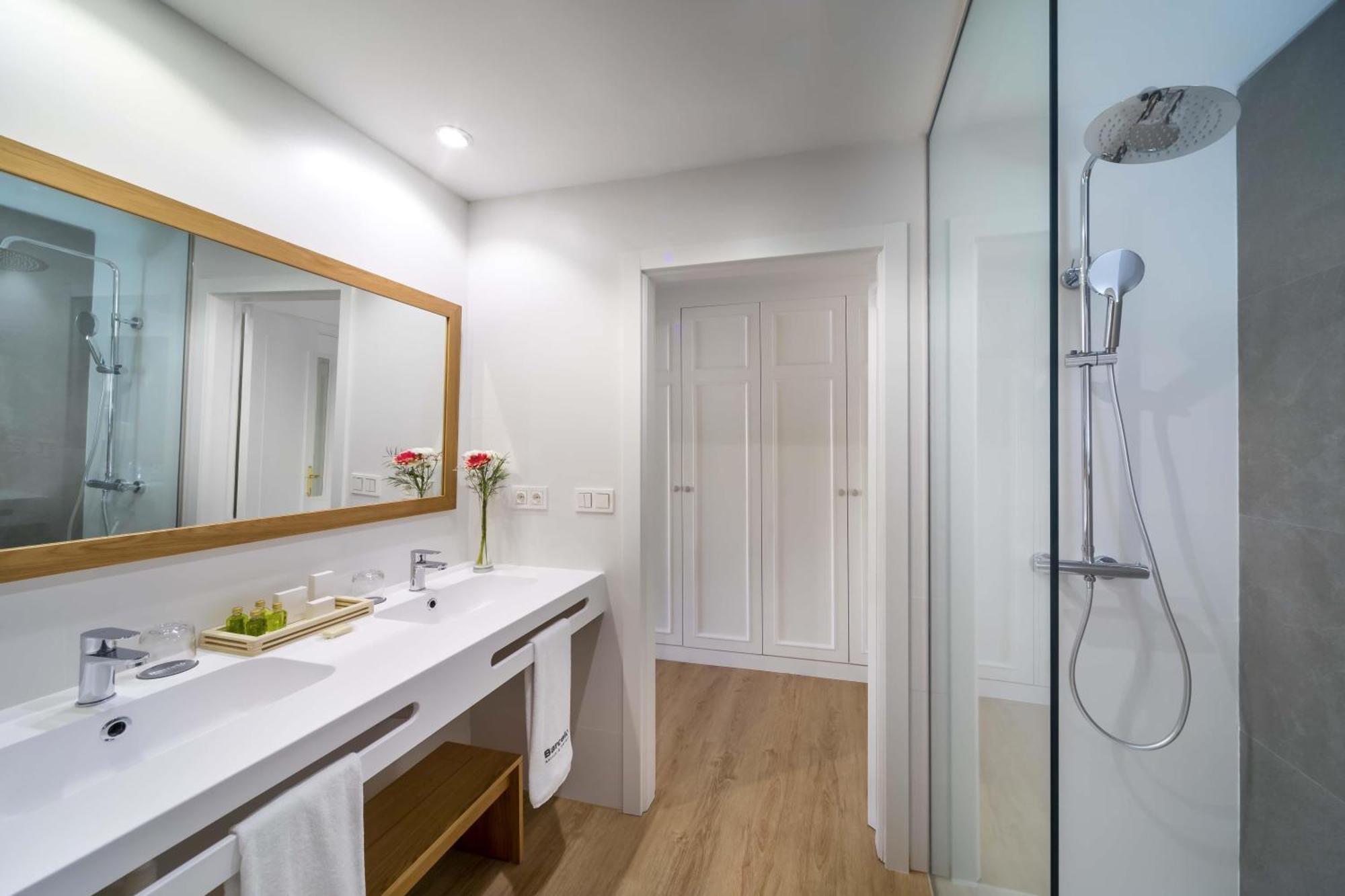 Double or Twin Room Side Sea View