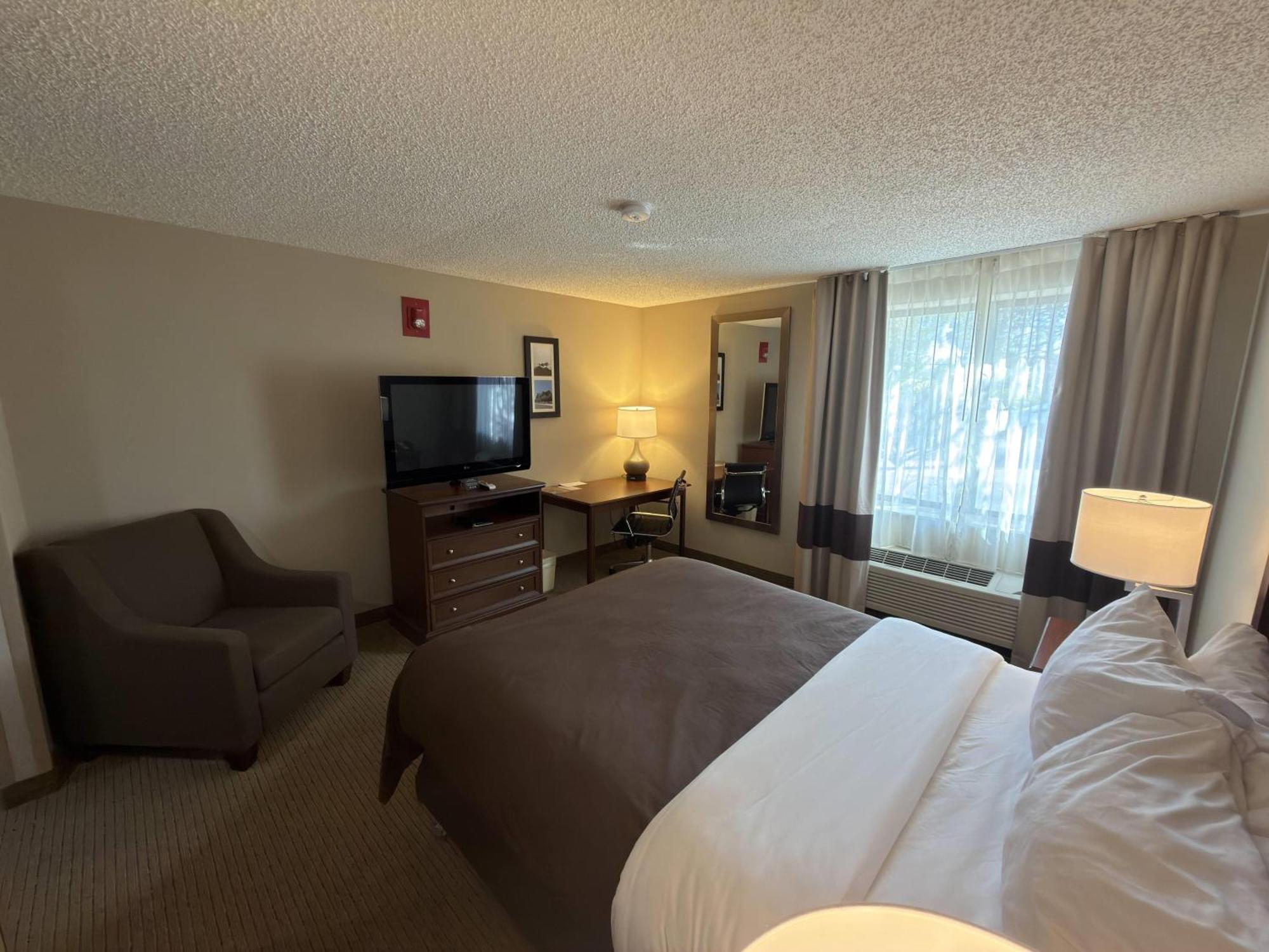 Queen Room with Roll-In Shower - Mobility and Hearing Accessible/Non-Smoking