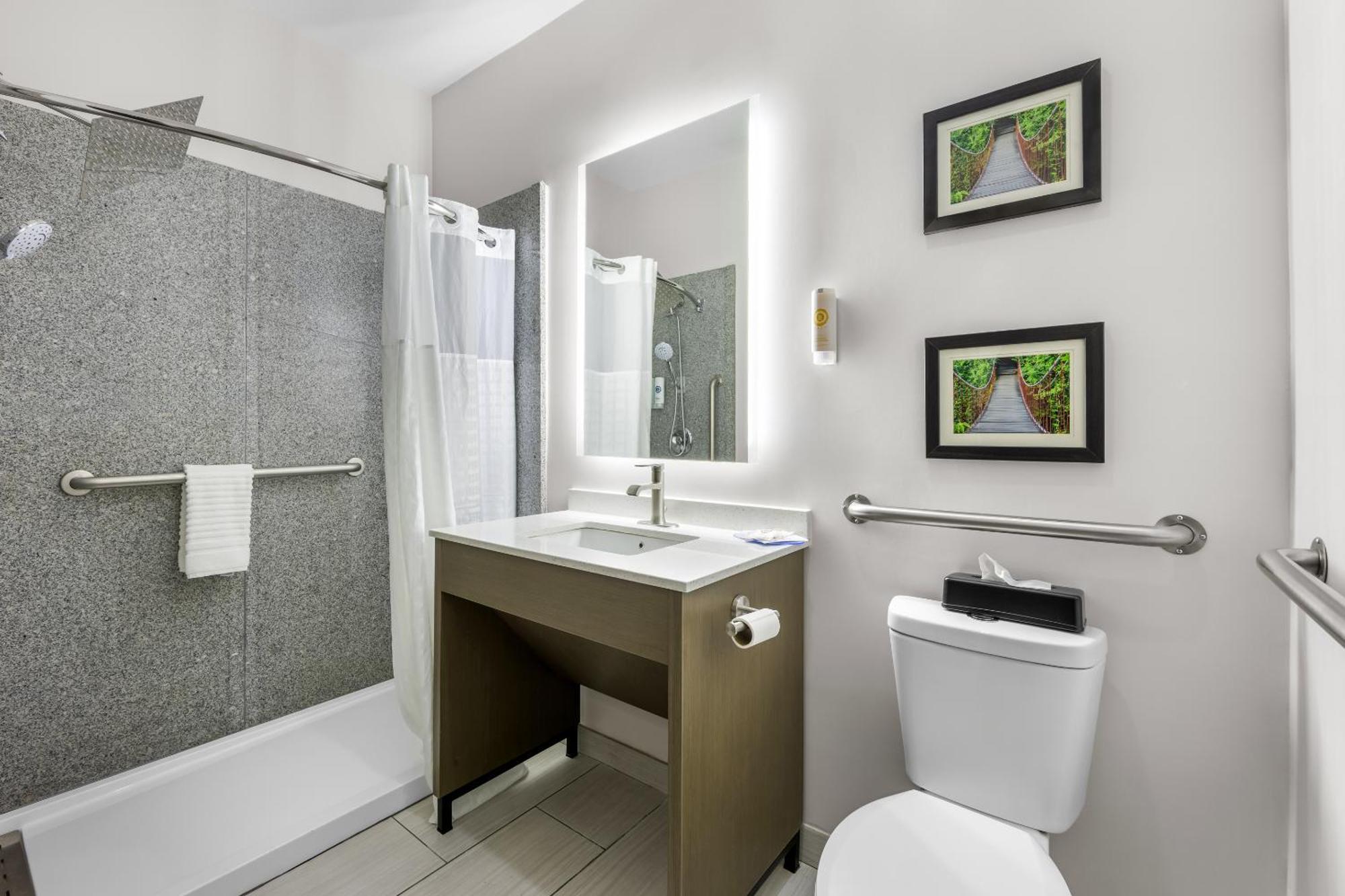 King Suite - Accessible/Non-Smoking
