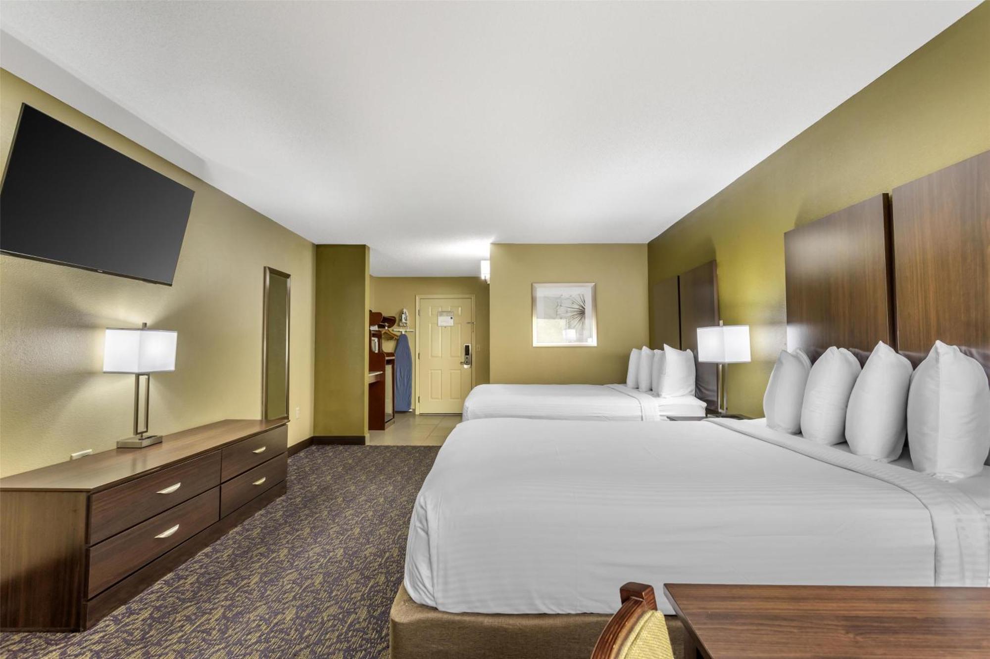 Queen Room with Two Queen Beds - Private Balcony/Non-Smoking