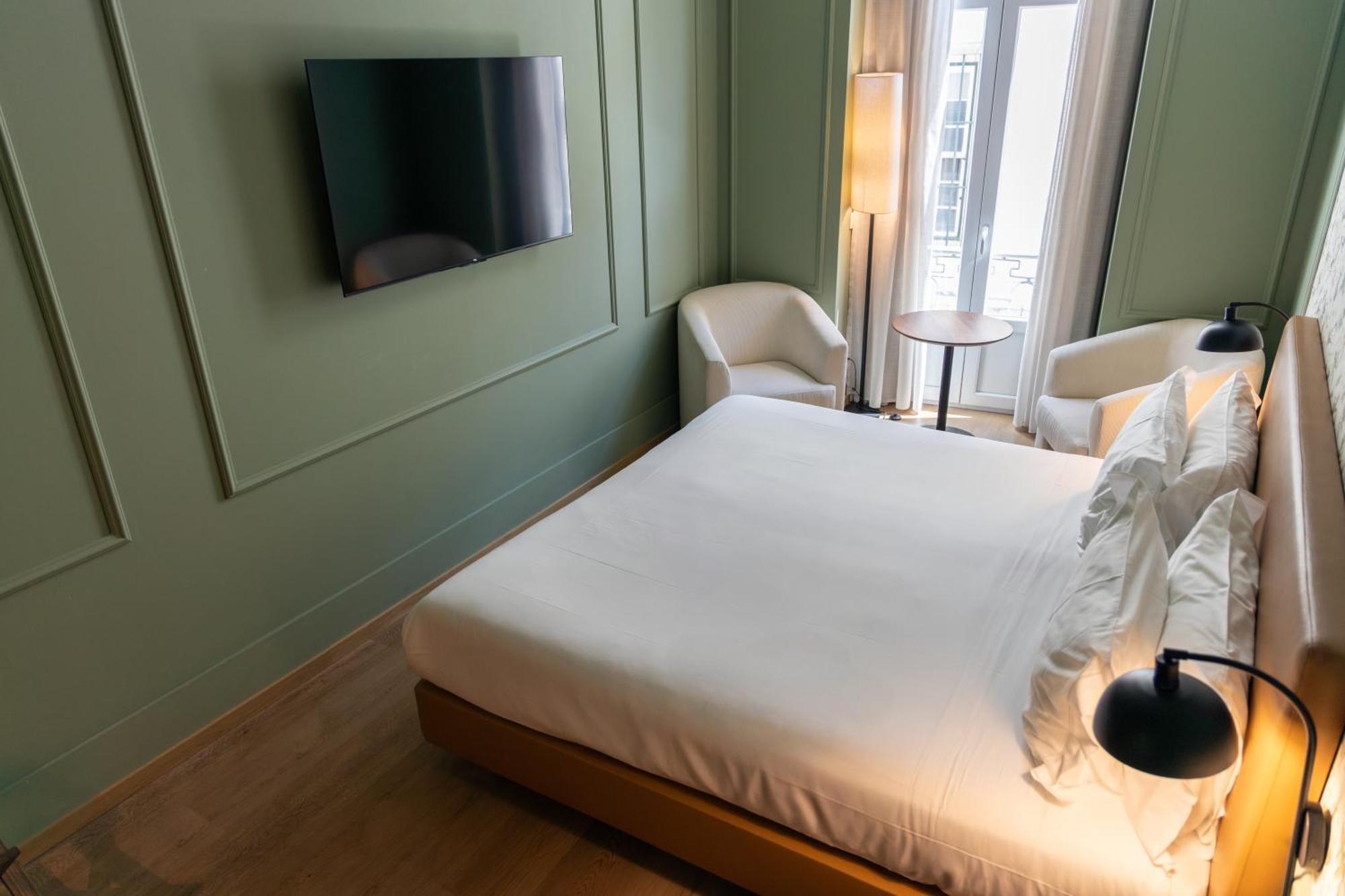 Small Double Room,1758348901:JPEG