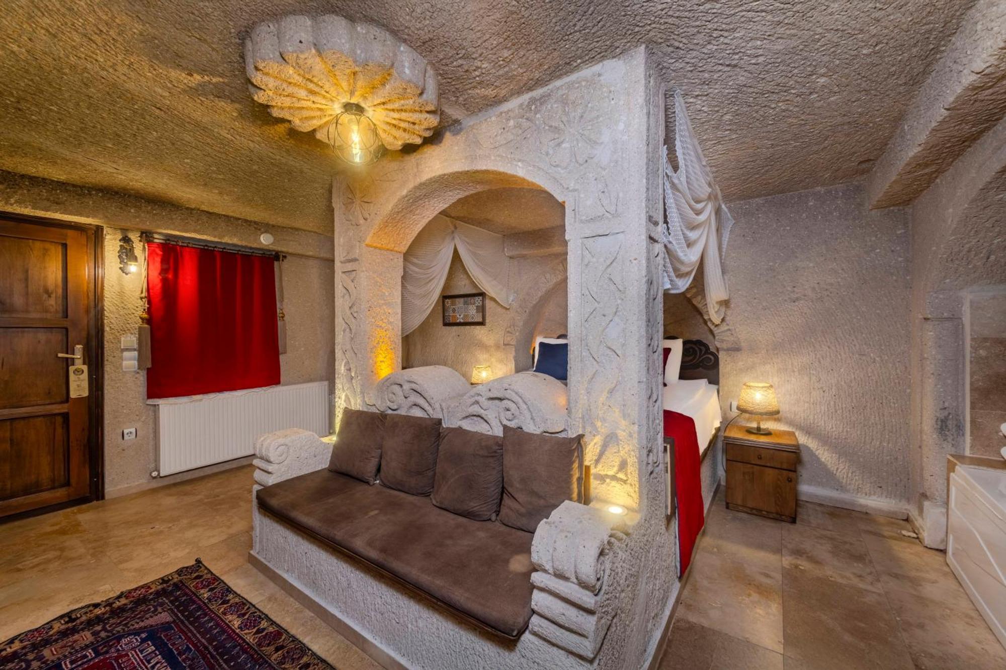Deluxe Cave Room with Bathtub