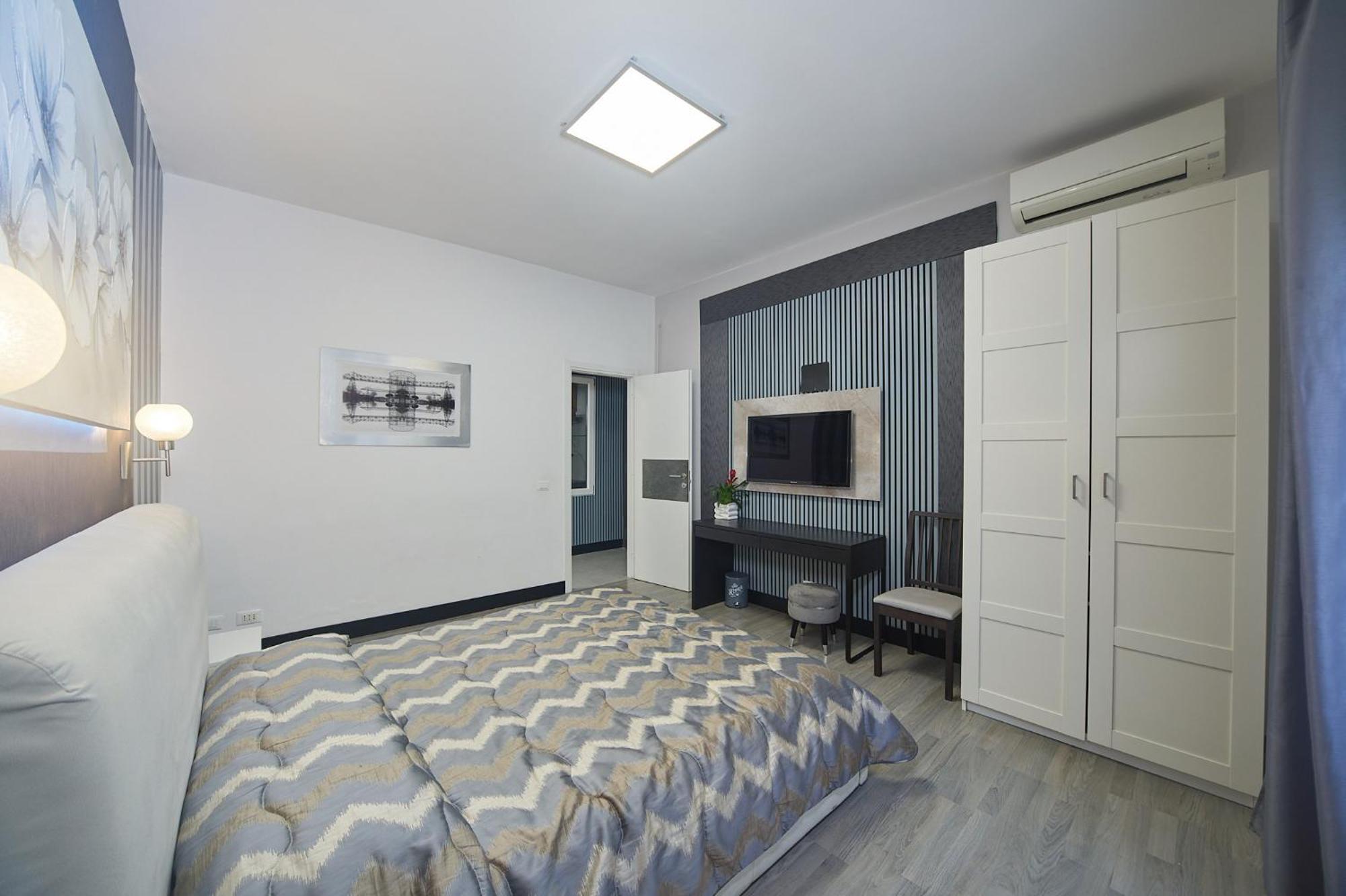 Deluxe Double Room Shower
