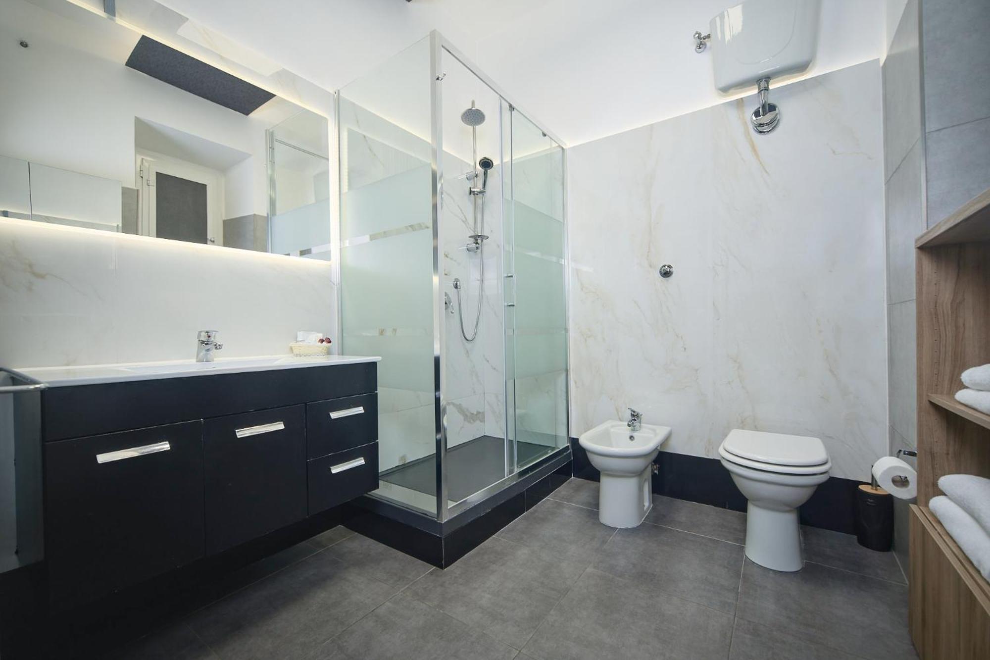 Deluxe Double Room Shower
