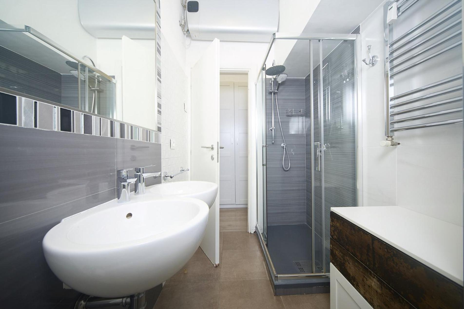 Triple Room Shower