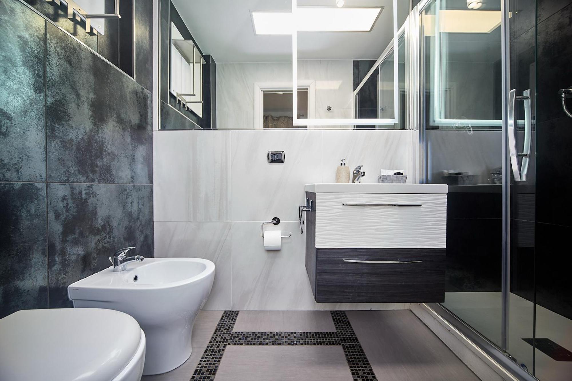 Deluxe Double Room Shower