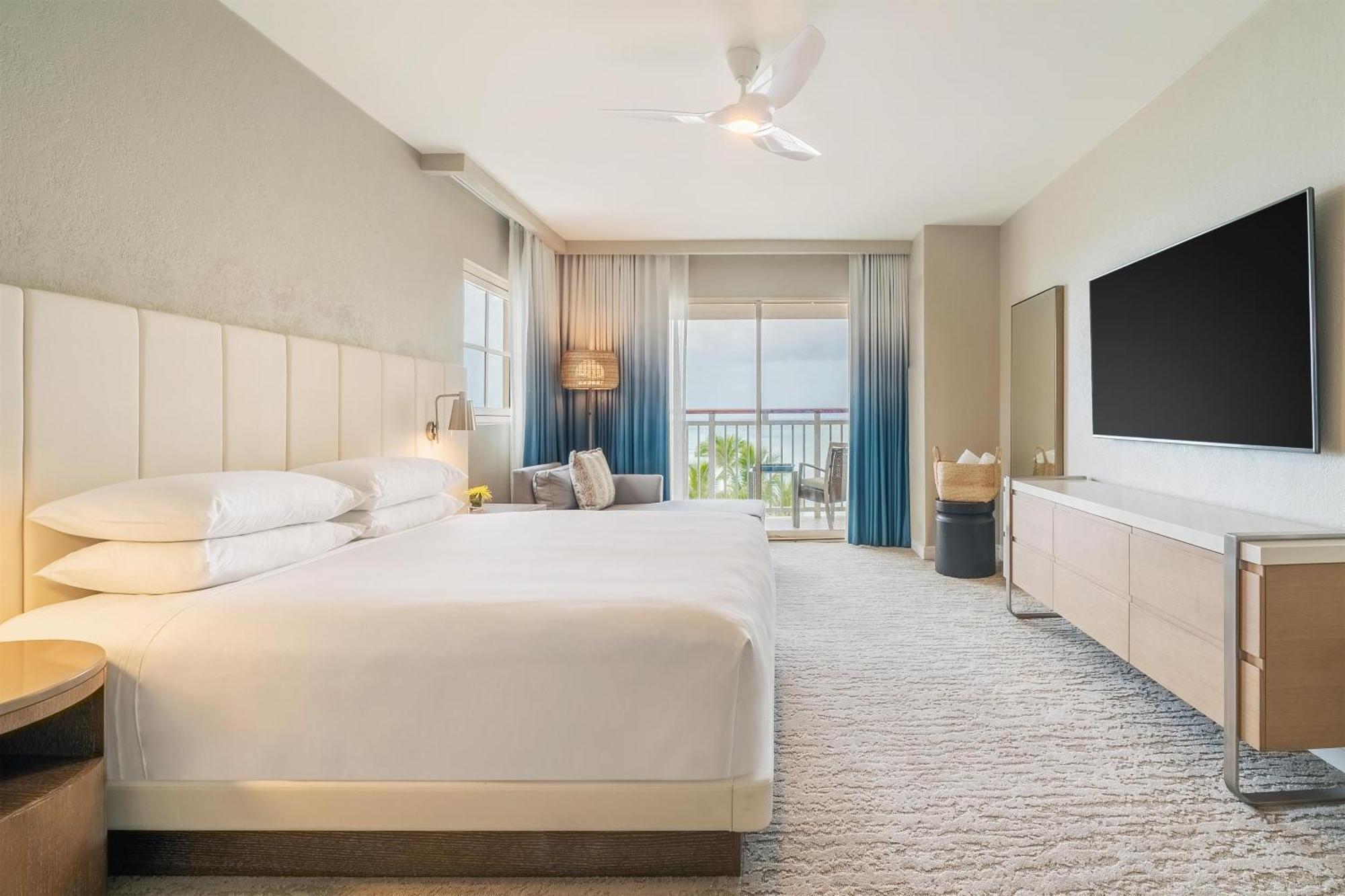 Quarto King com Varanda e Vista Parcial do Mar