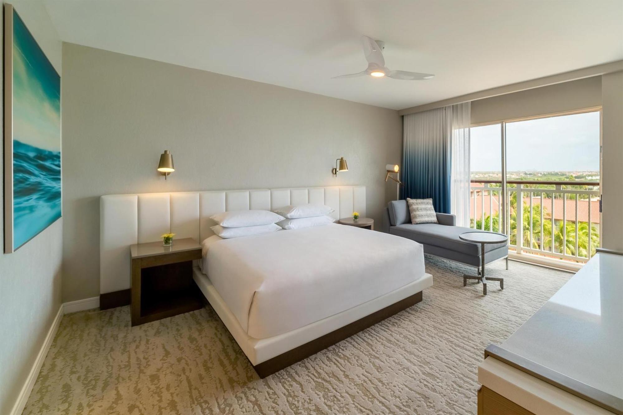 Quarto com Cama King-size e Vista do Jardim