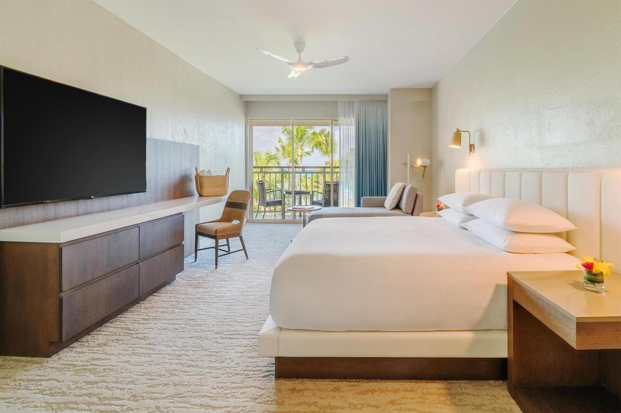 Quarto com Cama King-size, Varanda e Vista do Resort