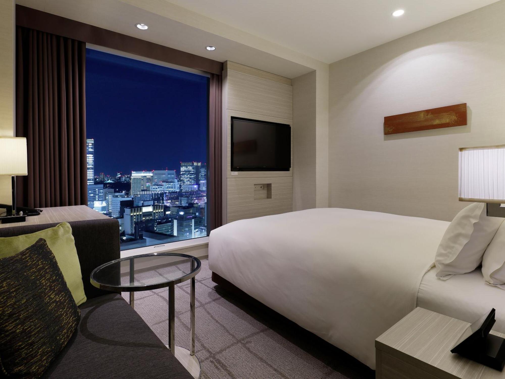 Quarto superior com cama queen-size e banheira com vista da Torre de Tóquio - Não fumantes