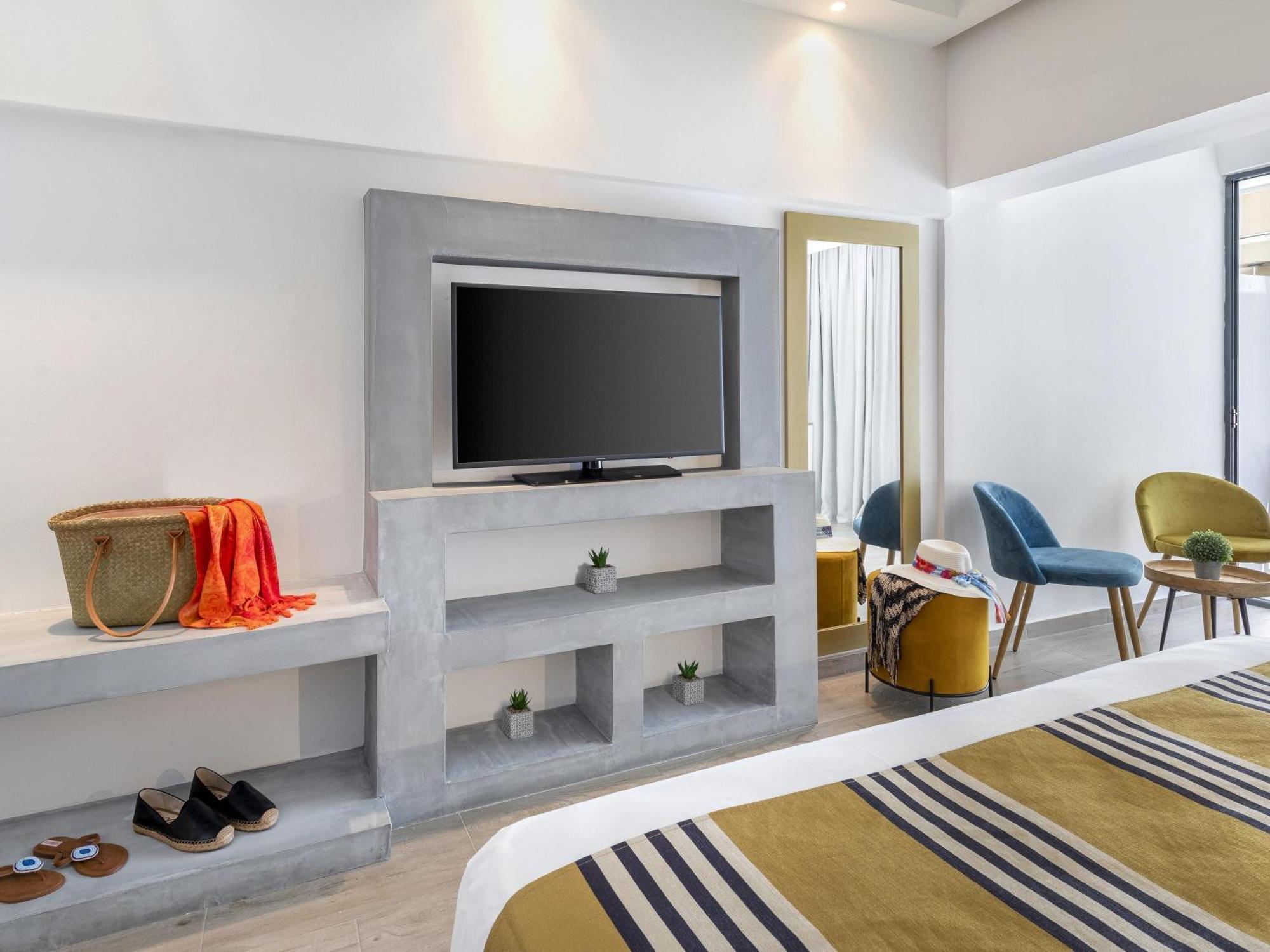 Junior Suite 1 Kingsize bed single Sofa bed terrace private pool