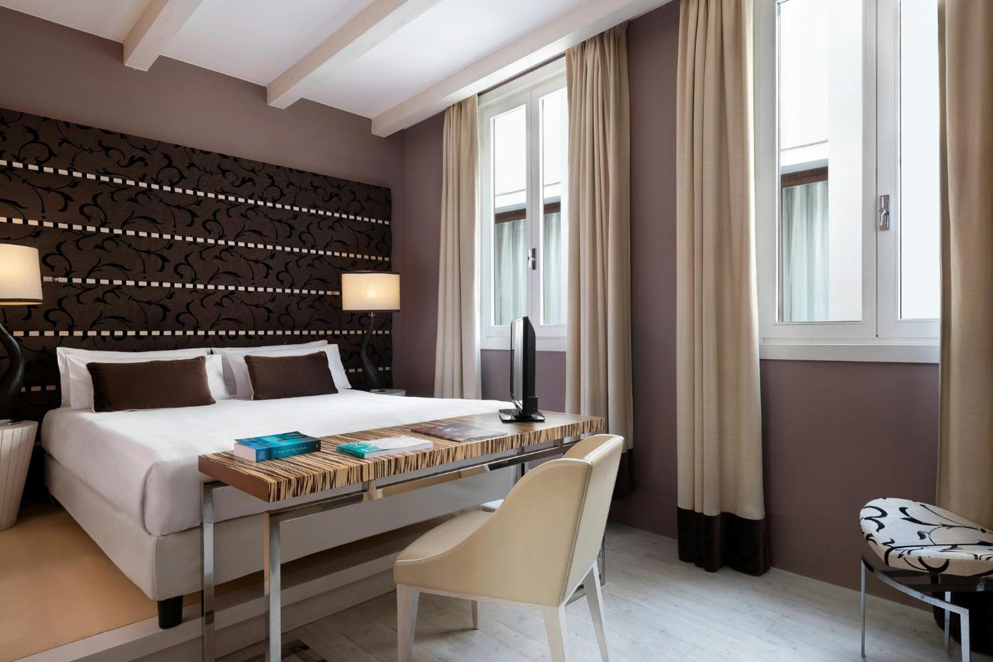Quarto Clássico com Cama de Casal ou 2 de Solteiro