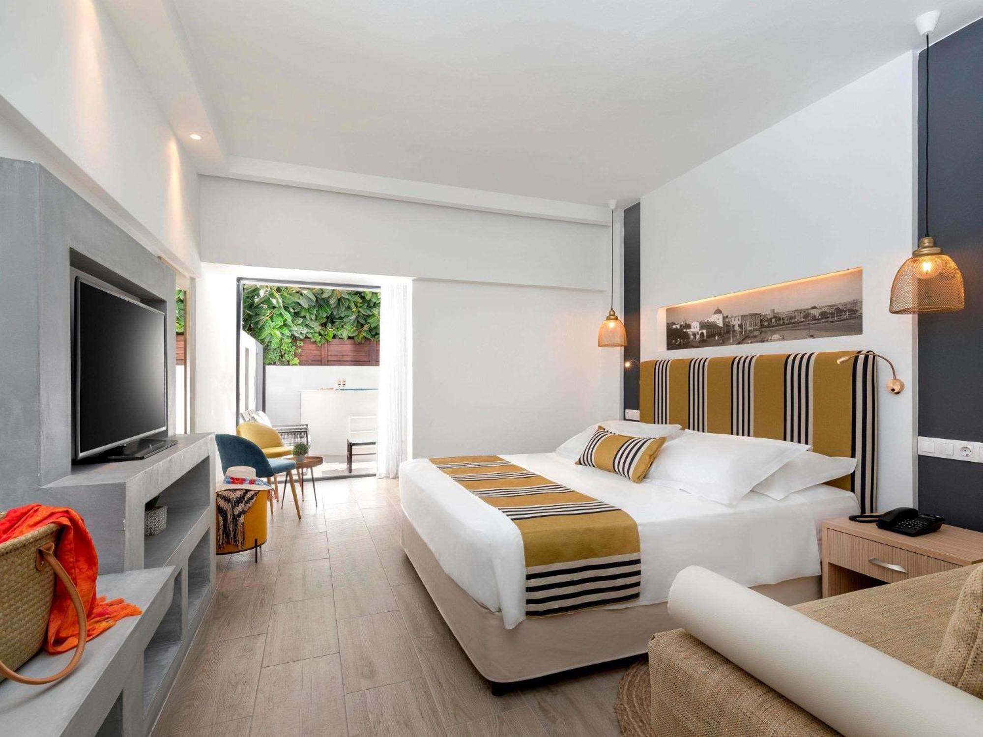 Junior Suite 1 Kingsize bed single Sofa bed terrace private pool