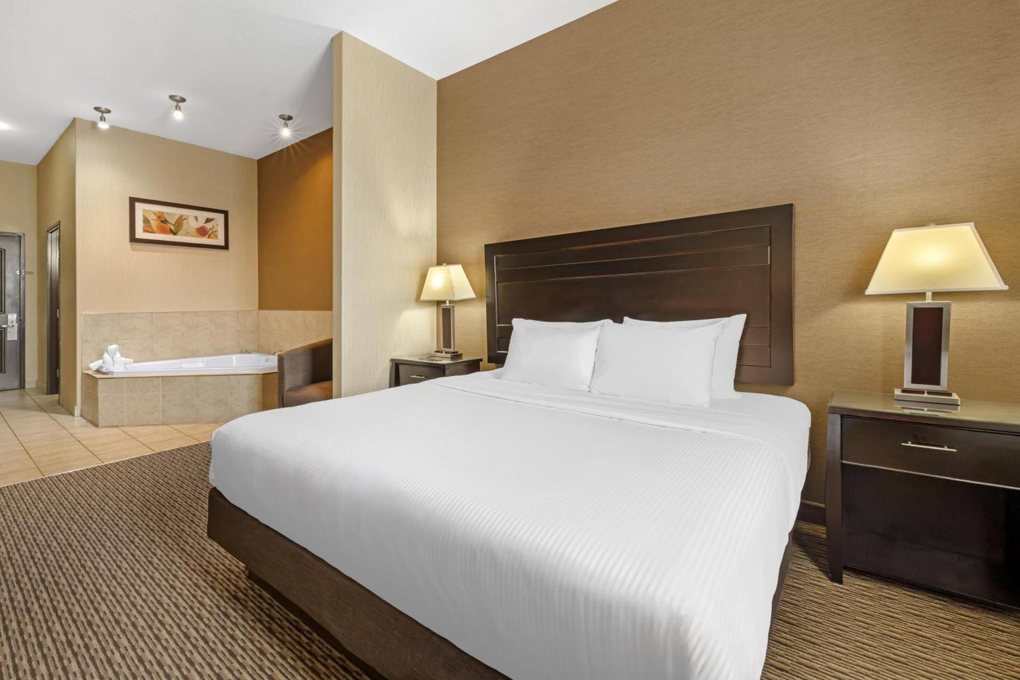 King Suite with Spa Bath and Kitchen