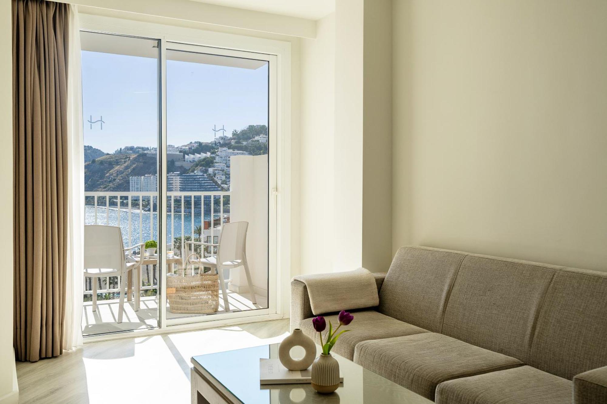 Standard Twin Room Side Sea View