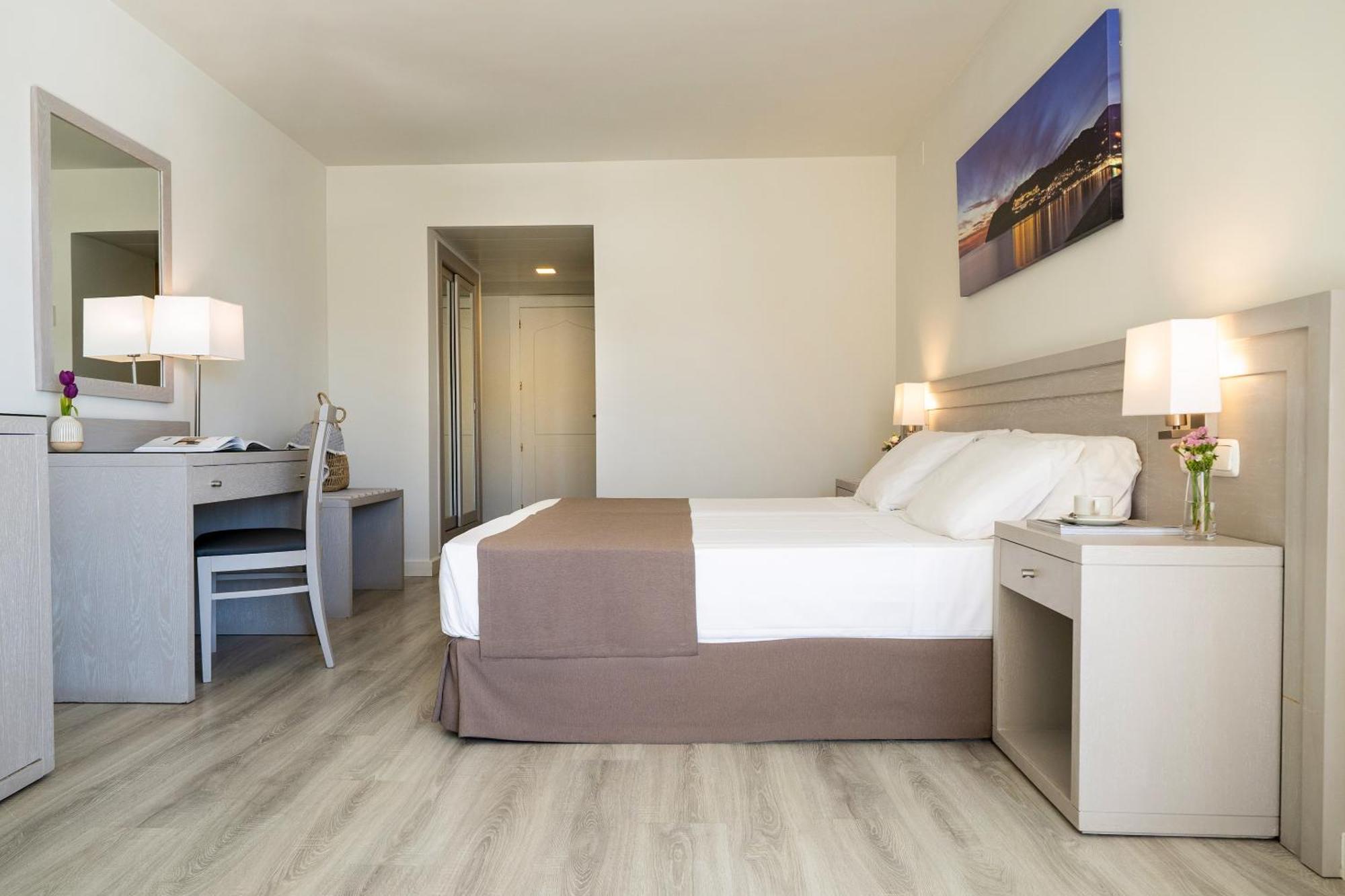 Standard Twin Room Side Sea View