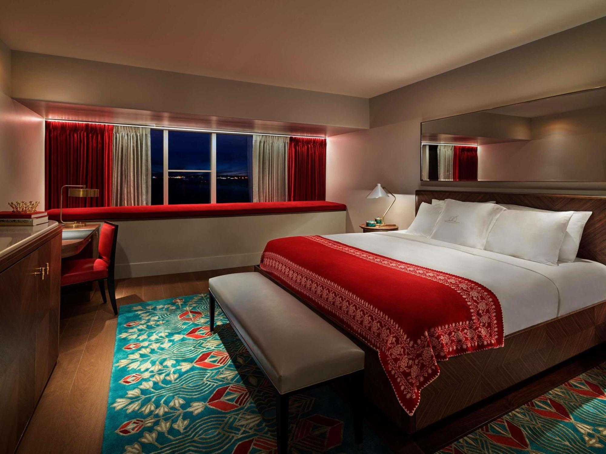 Kamer met Kingsize Bed en Uitzicht op de Baai