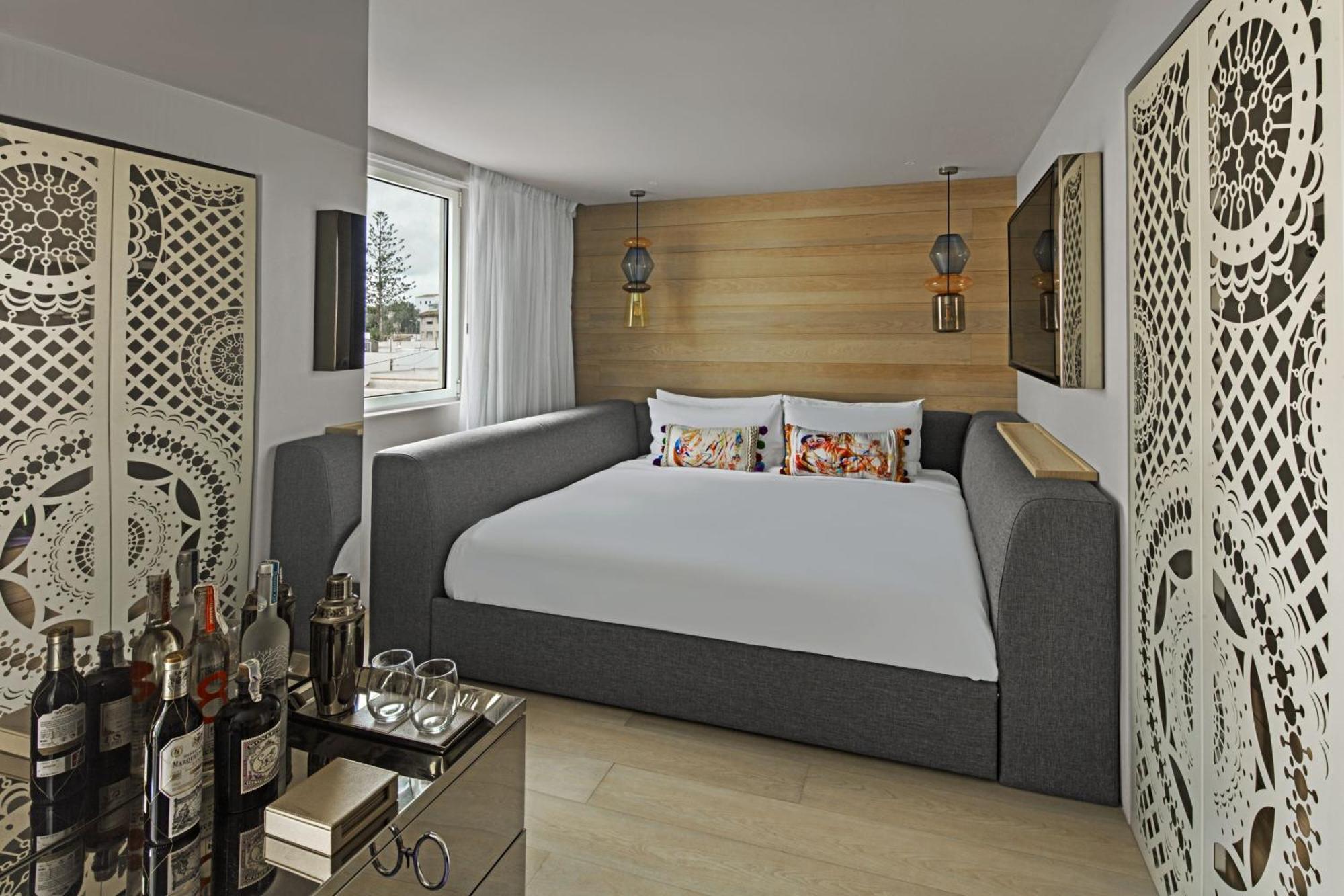 Deluxe King Room Balcony City View