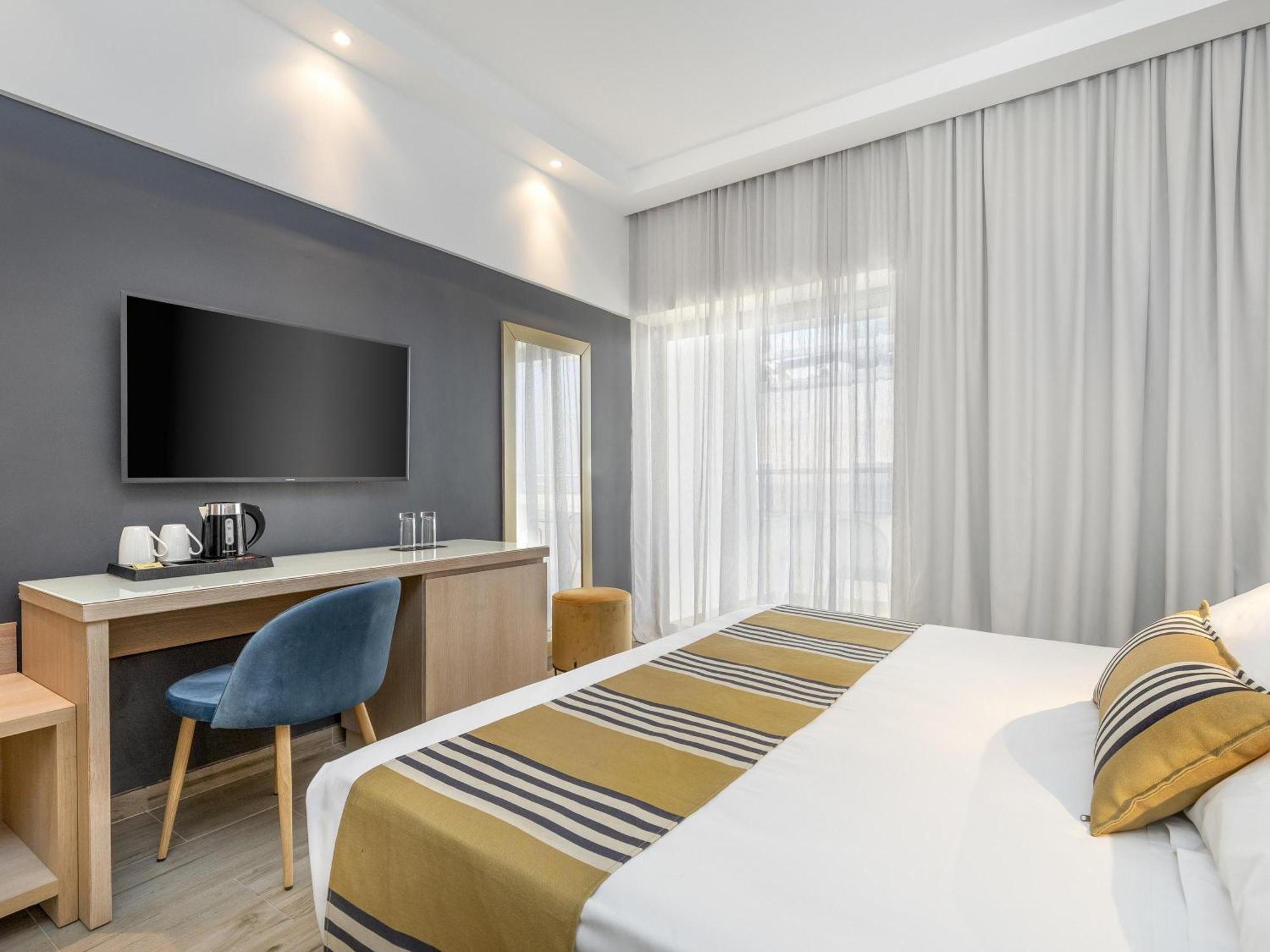 Classic Room Kingsize bed Balcony