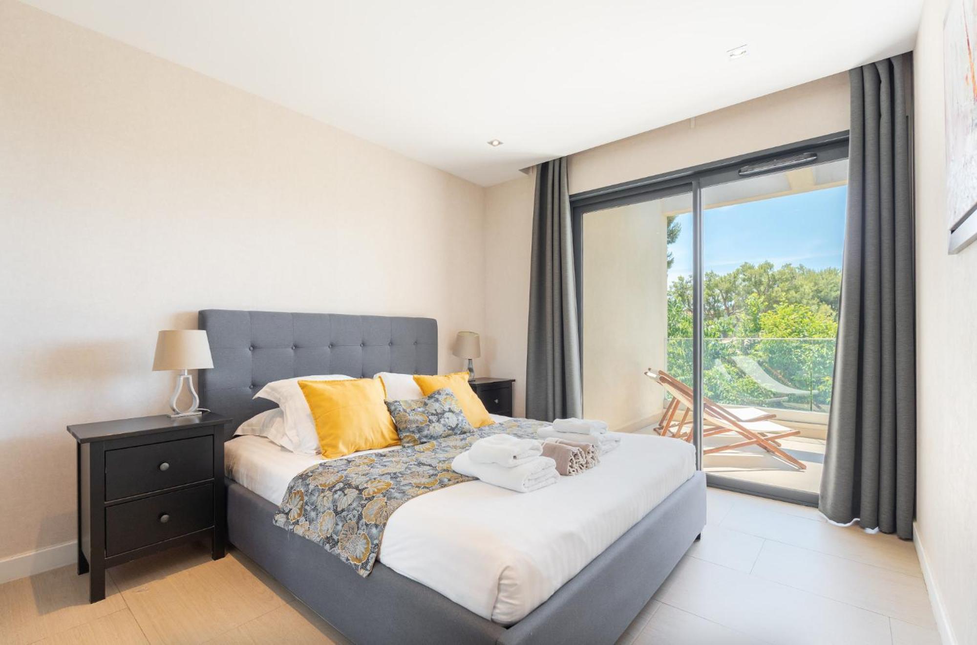 One-Bedroom Apartment Sea View