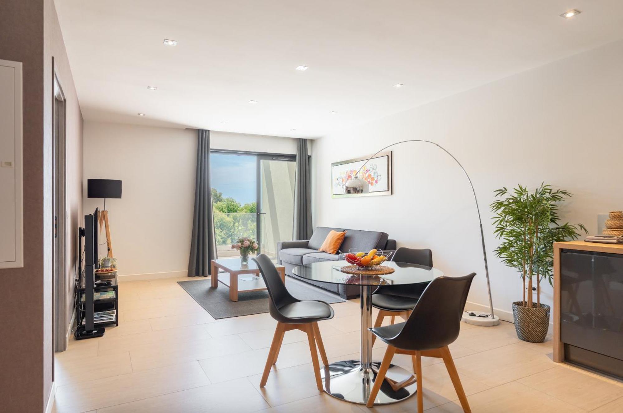 One-Bedroom Apartment Sea View