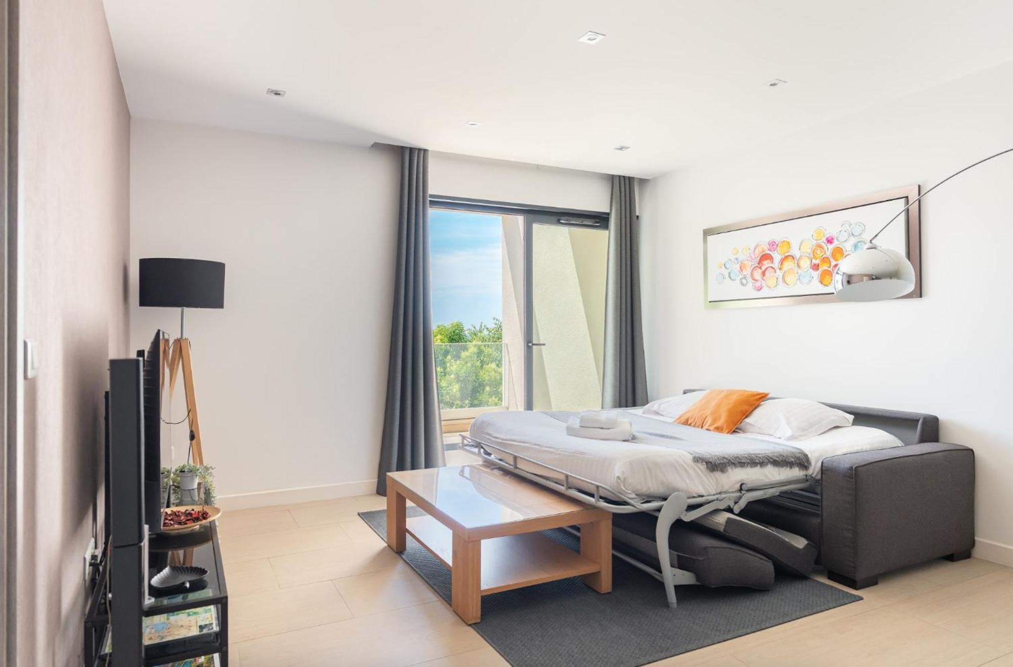 One-Bedroom Apartment Sea View