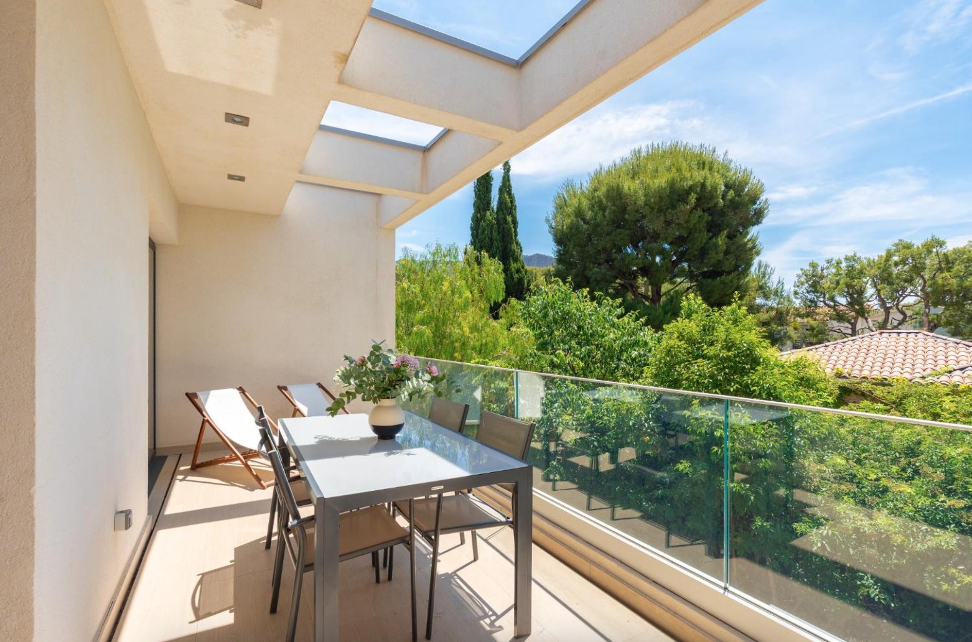 One-Bedroom Apartment Sea View
