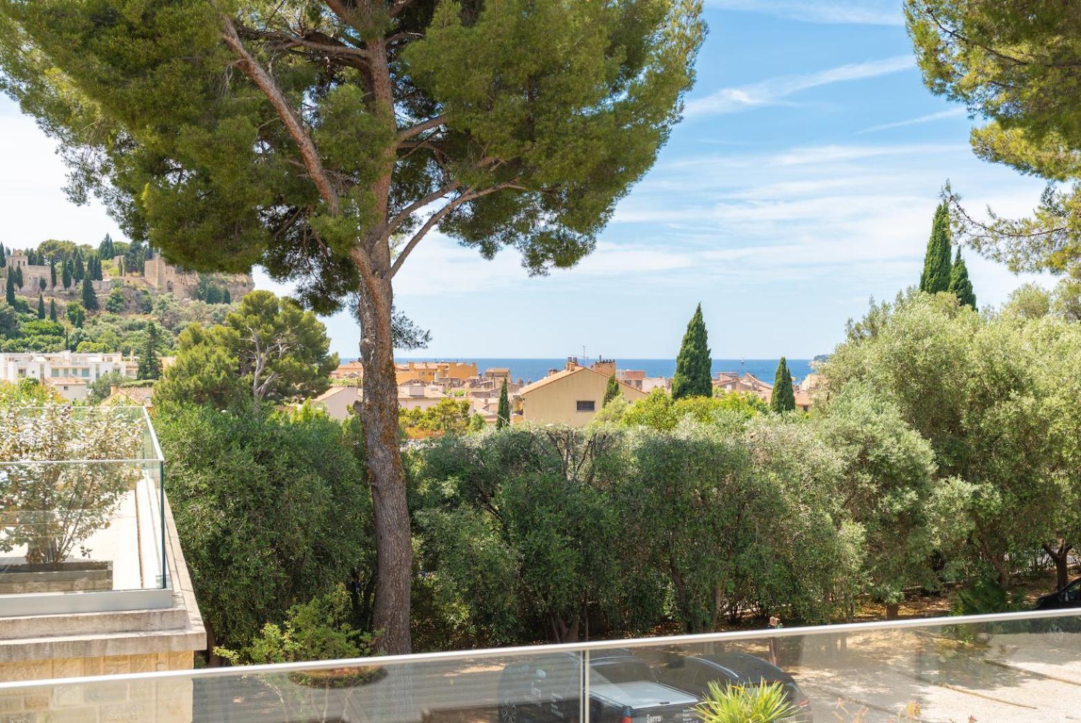 One-Bedroom Apartment Sea View