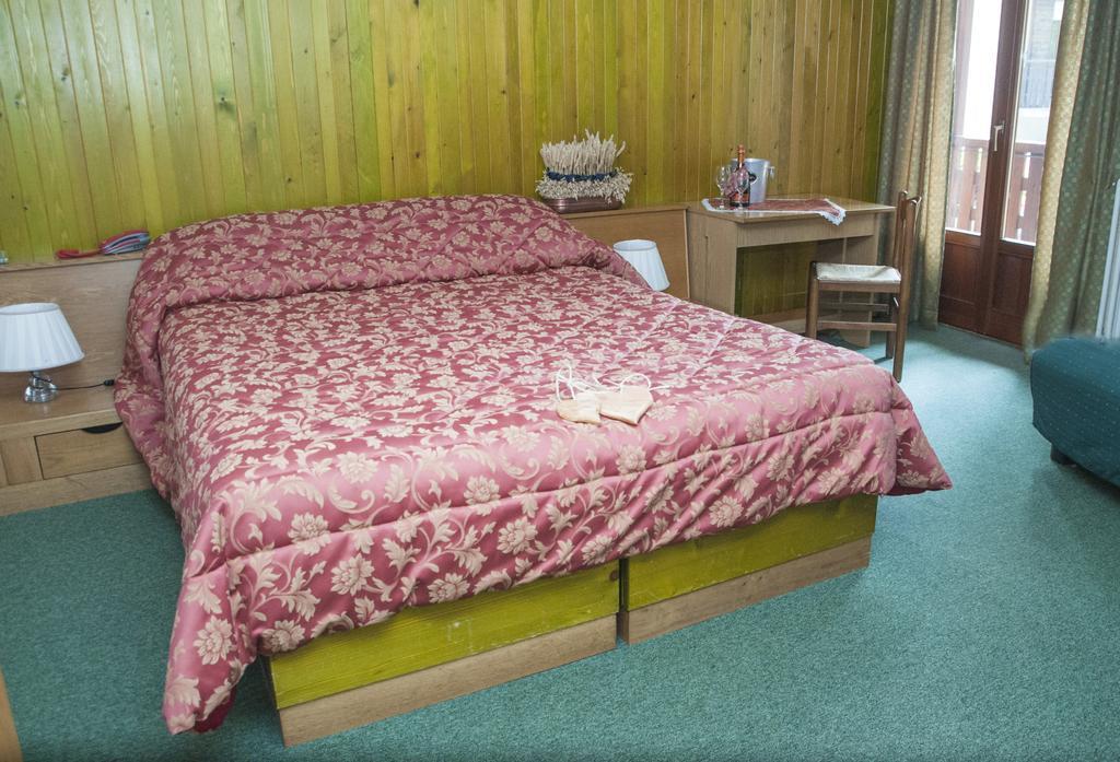 Double or Twin Room with Mountain View