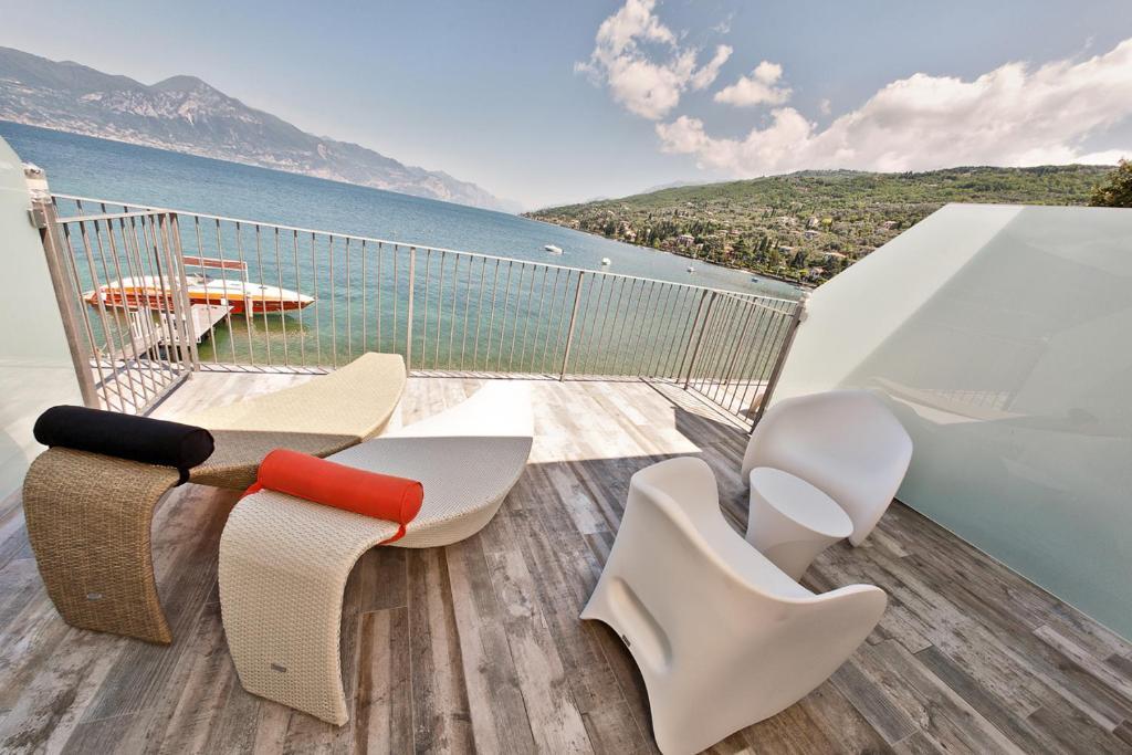 Double or Twin Room Terrace Lake View
